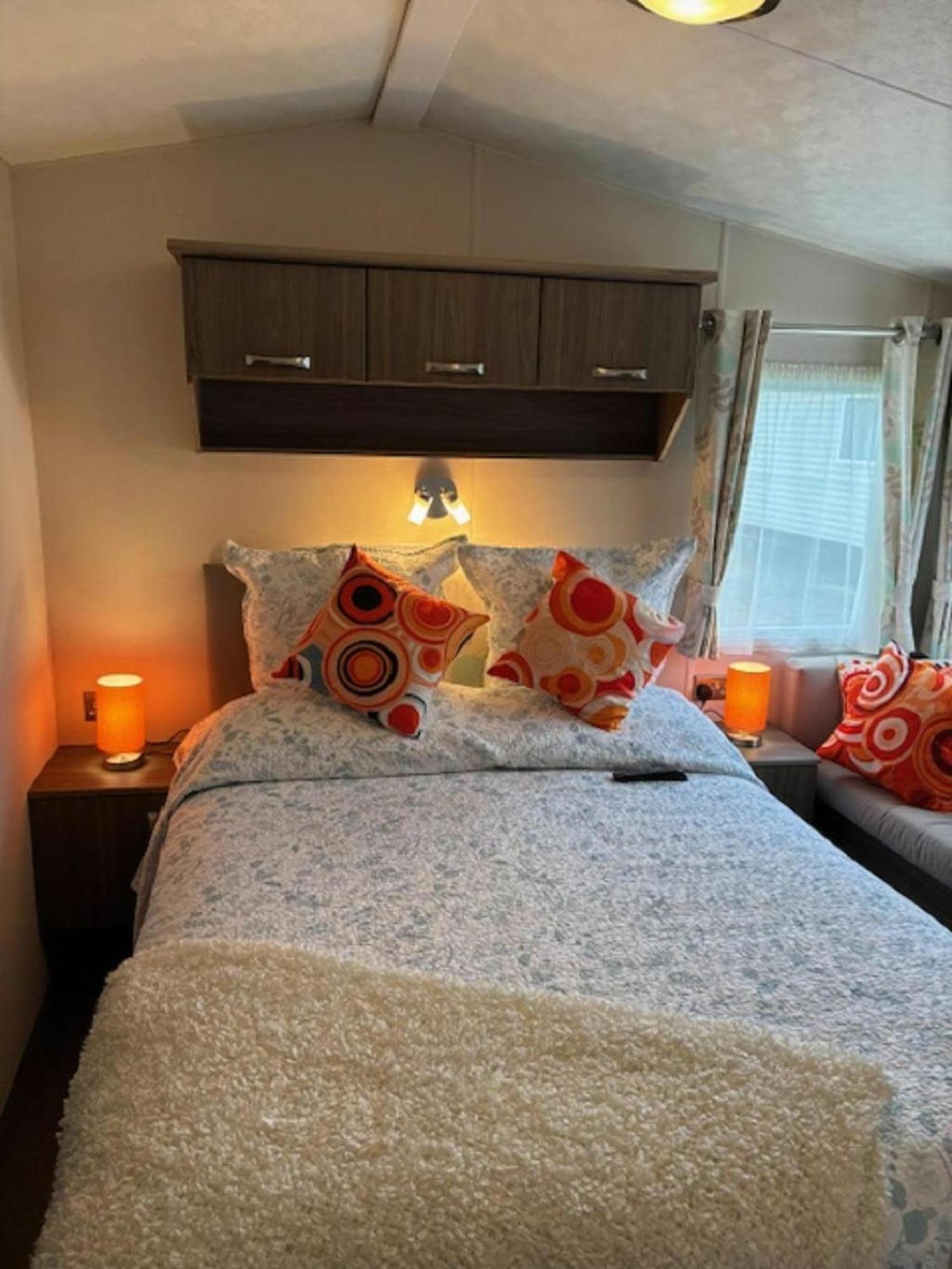 Homely Caravan With Decking At Manor Park, Ref 23036c