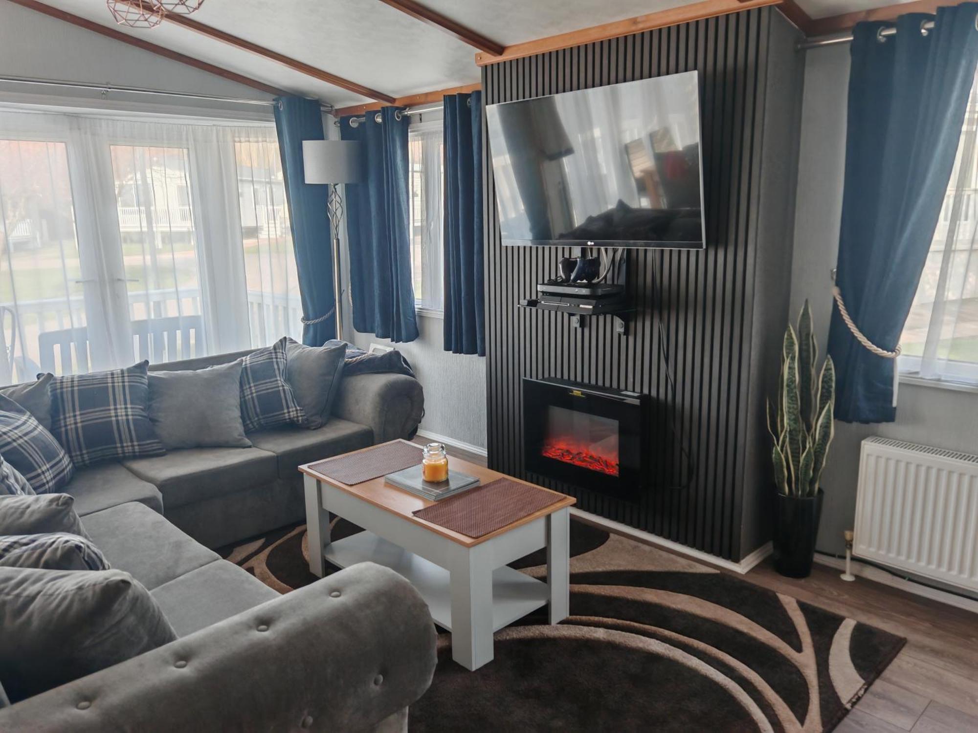 Campsite Dog Friendly 8 Berth Lodge, 600 Yard's From The In