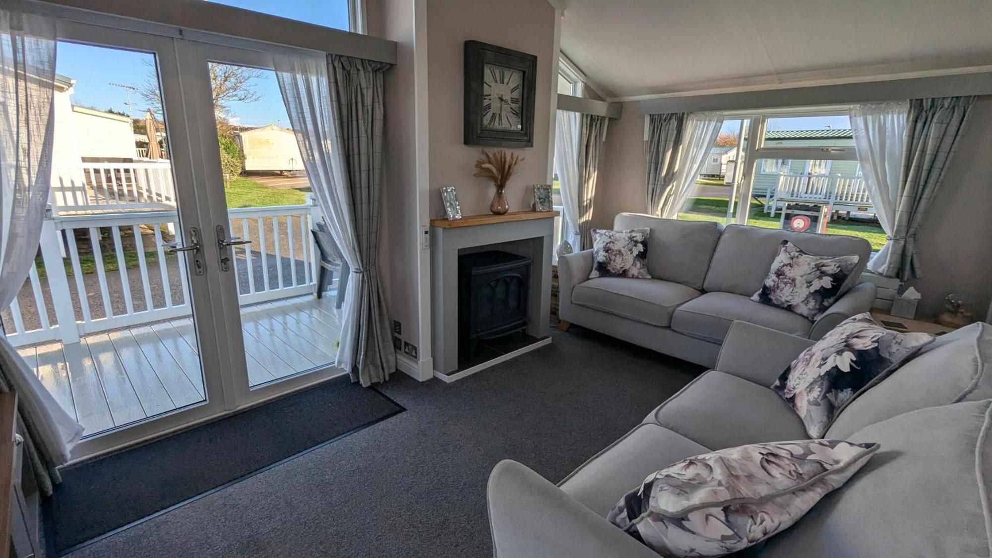 Campsite Stunning With Decking At Manor Park Near Ref 23066w Hunstanton