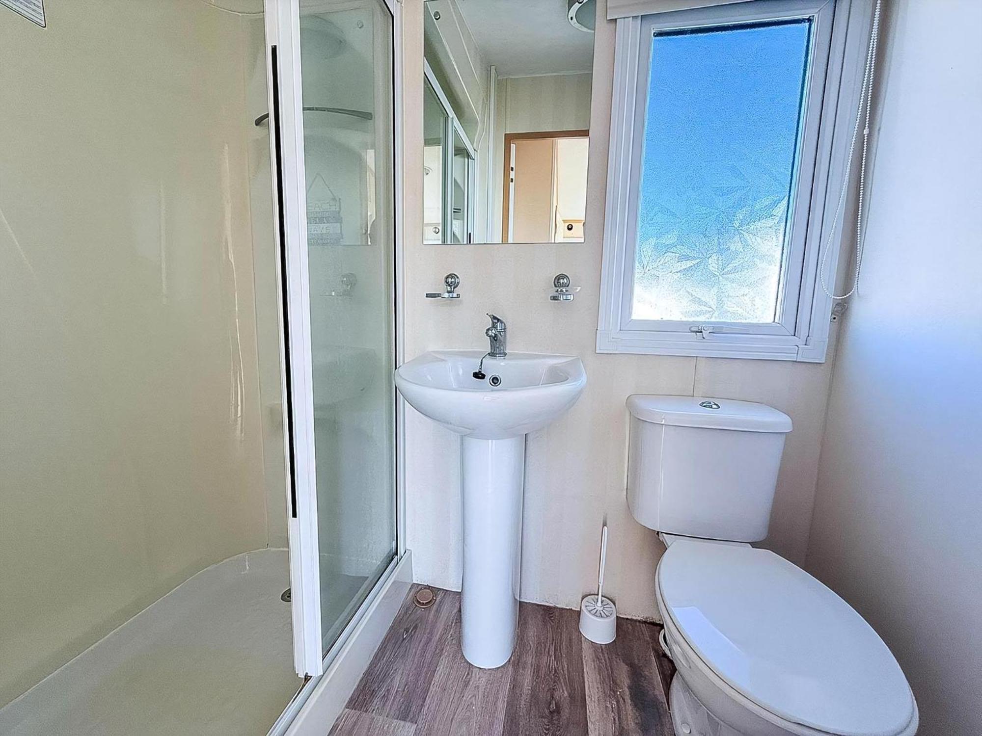 Lovely 6 Berth Caravan For Hire At Manor Park In Norfolk Ref 23044s