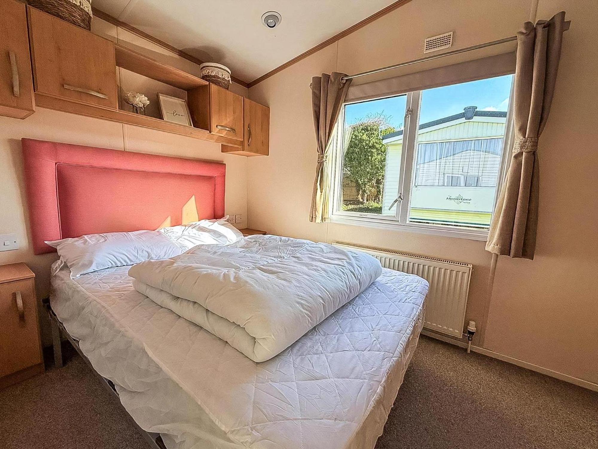 Campsite Lovely 6 Berth Caravan For Hire At Manor Park In Norfolk Ref 23044s *