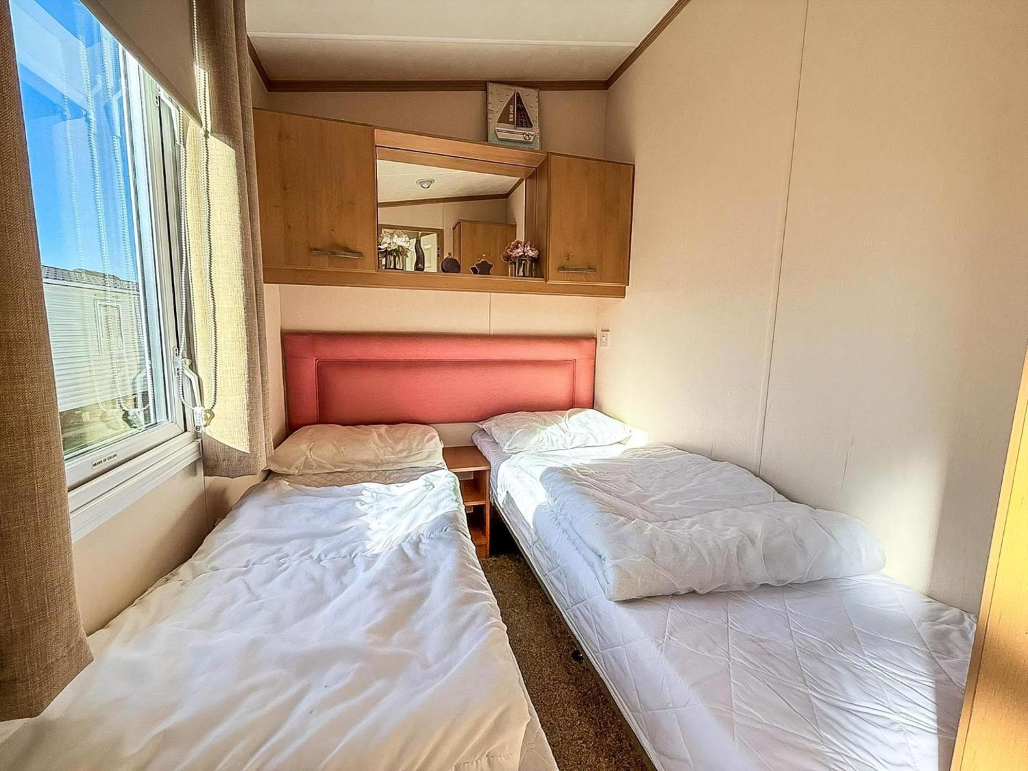 Lovely 6 Berth Caravan For Hire At Manor Park In Norfolk Ref 23044s *