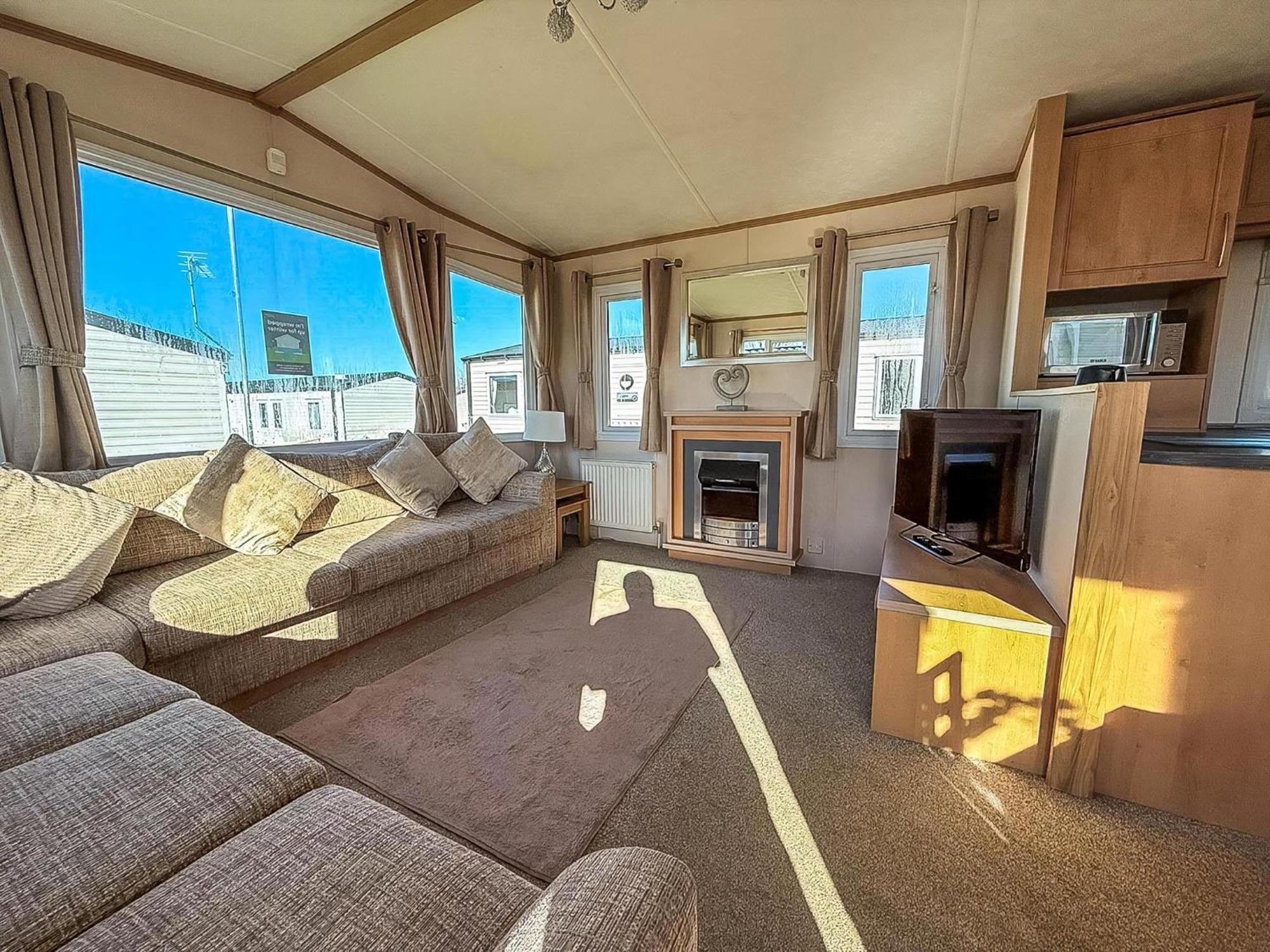 Campsite Lovely 6 Berth Caravan For Hire At Manor Park In Norfolk Ref 23044s Hunstanton