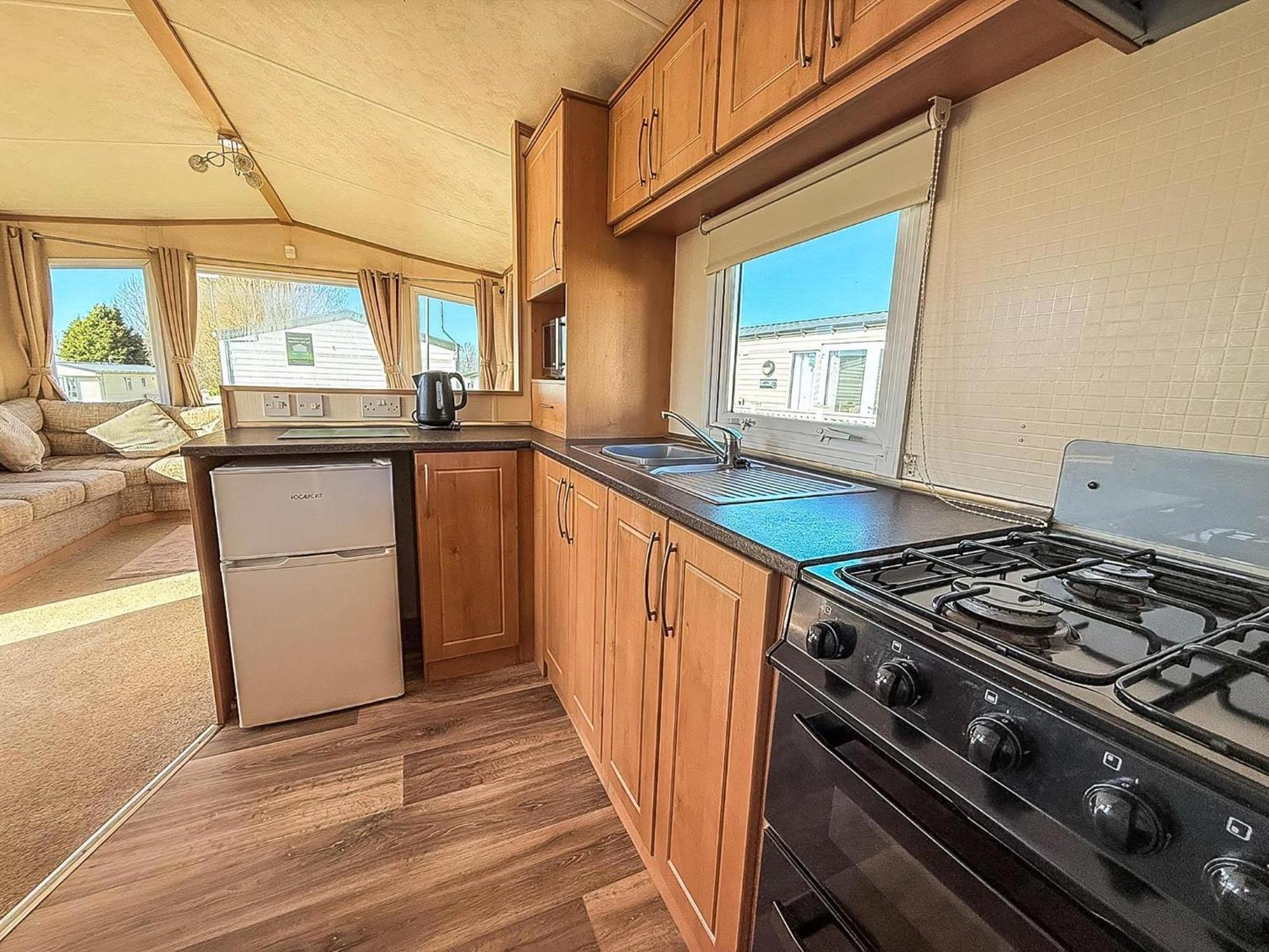 Lovely 6 Berth Caravan For Hire At Manor Park In Norfolk Ref 23044s