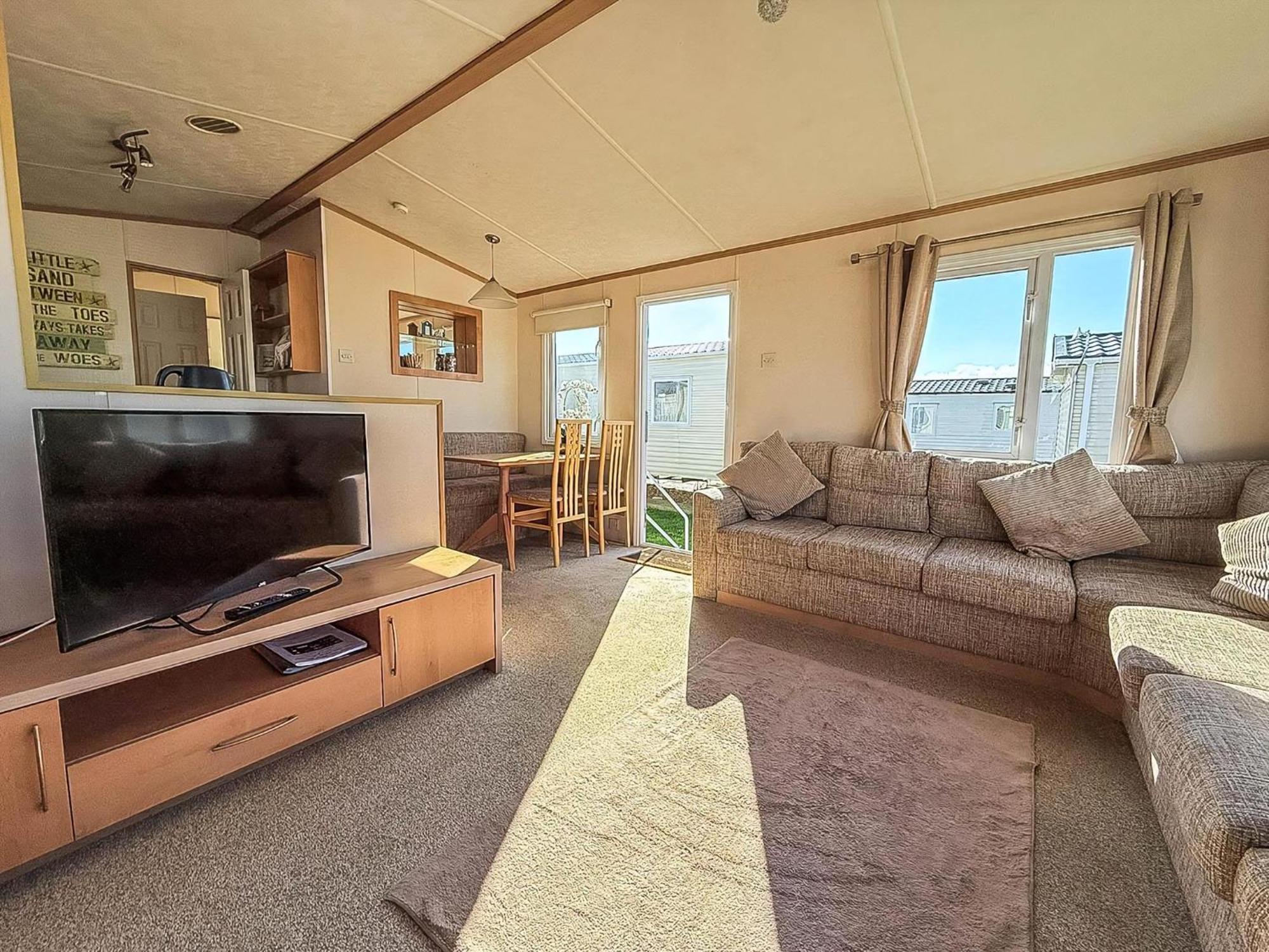 Campsite Lovely 6 Berth Caravan For Hire At Manor Park In Norfolk Ref 23044s