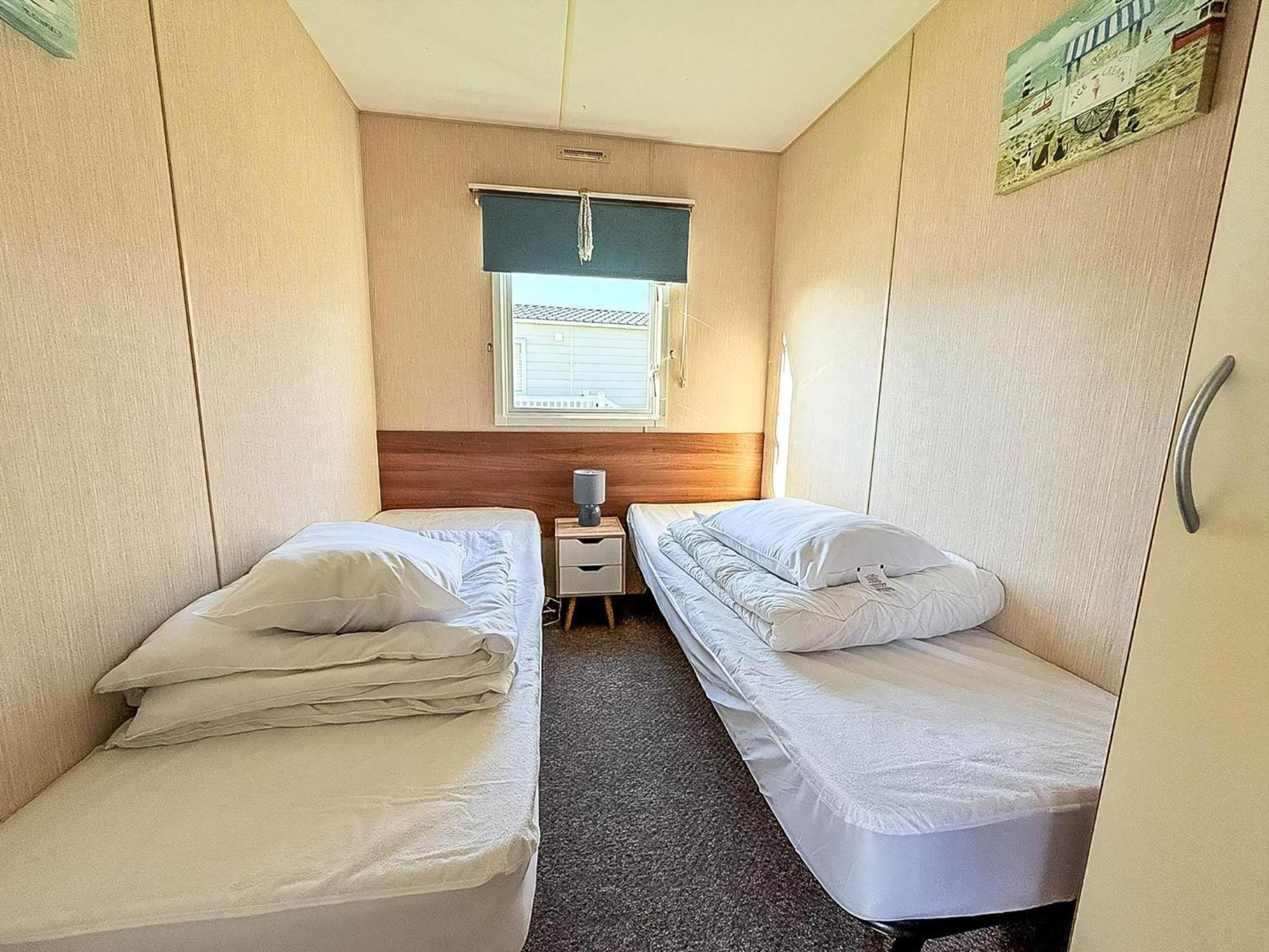 Campsite Beautiful 6 Berth Caravan For Hire With Huge Decking At Manor Park Ref 23142k Hunstanton
