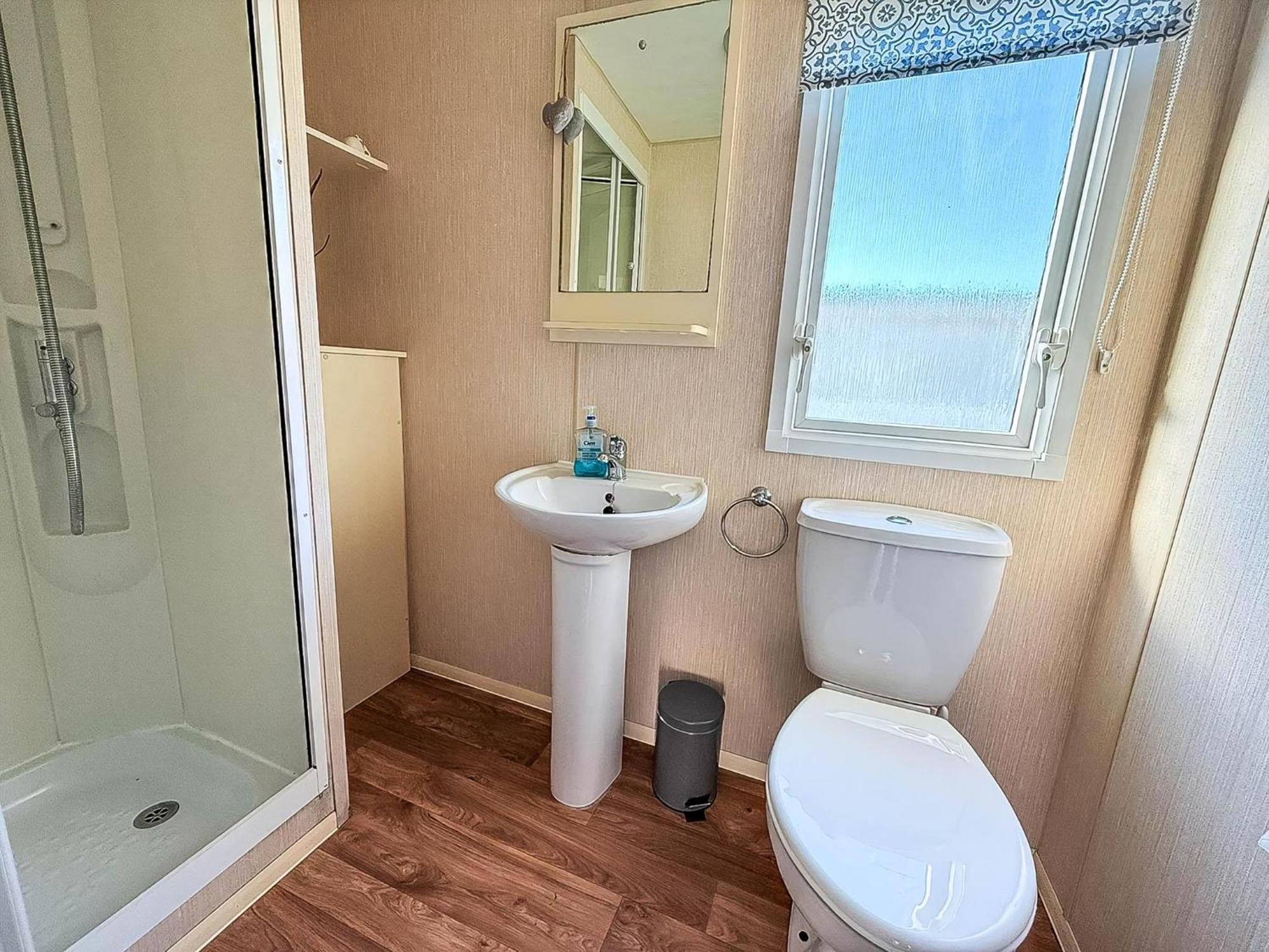 Beautiful 6 Berth Caravan For Hire With Huge Decking At Manor Park Ref 23142k * Hunstanton