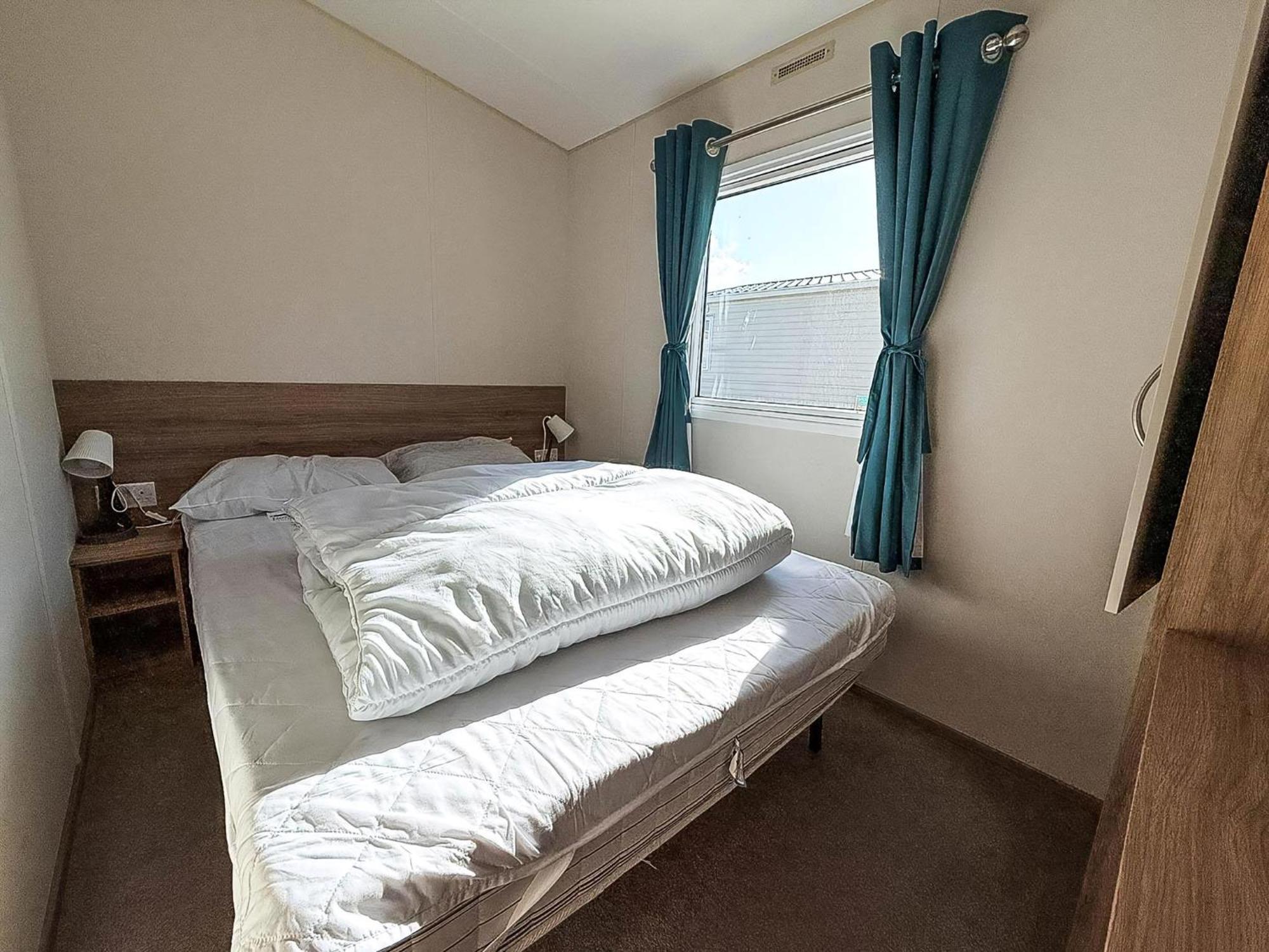 Campsite Beautiful Caravan With Decking At Wifi At Manor Park, Ref 23098t Hunstanton