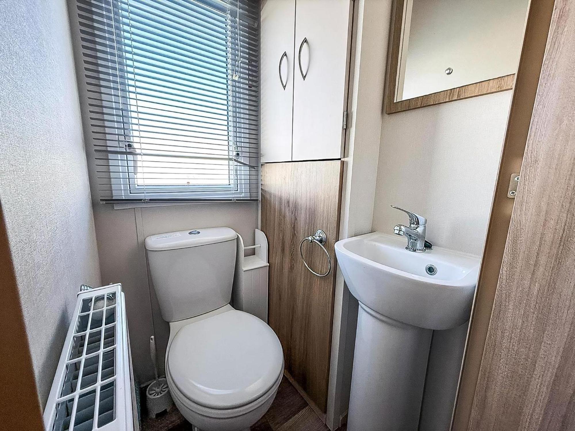 Beautiful Caravan With Decking At Wifi At Manor Park, Ref 23098t Hunstanton