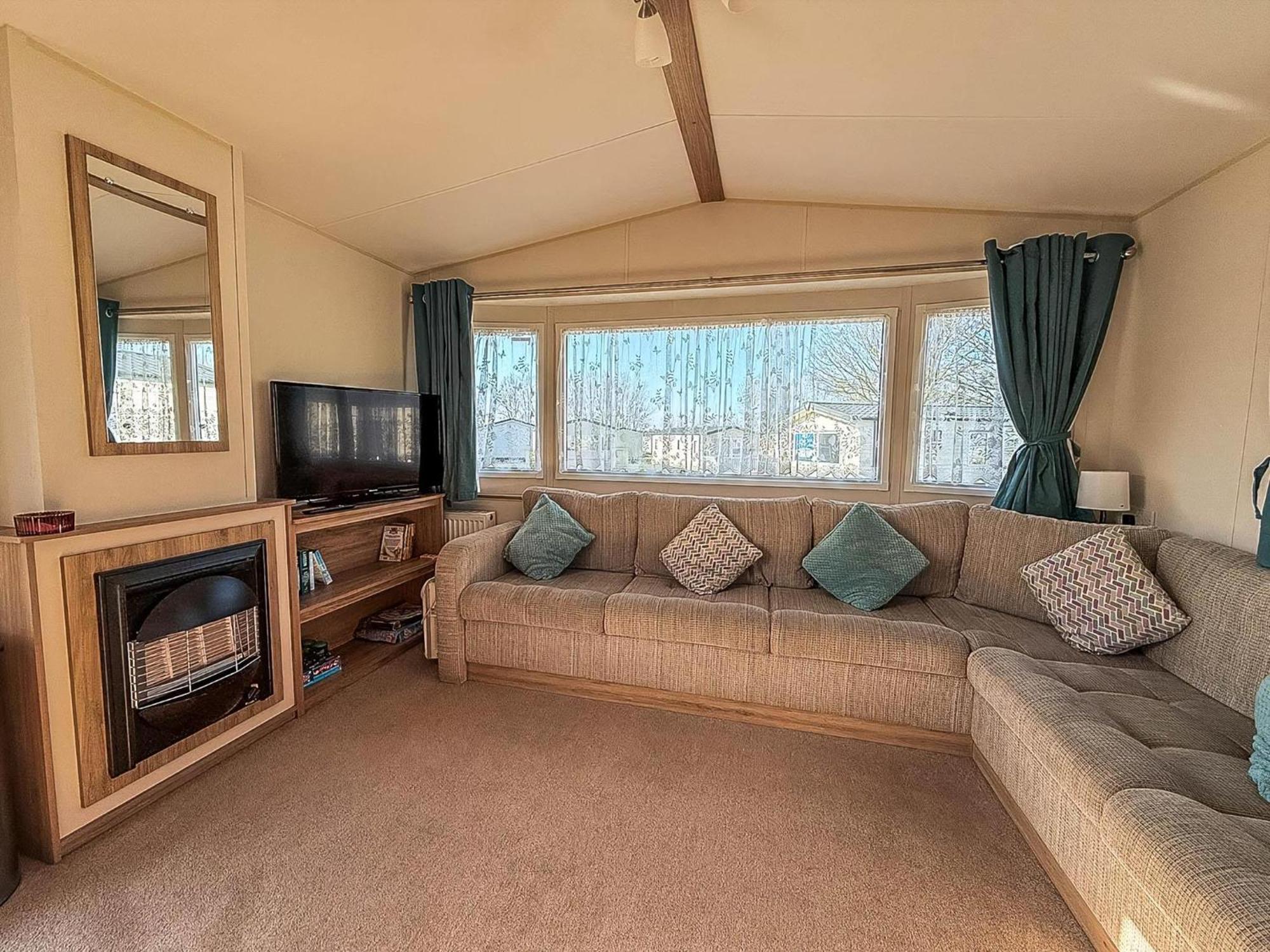 Beautiful Caravan With Decking At Wifi At Manor Park, Ref 23098t Campsite *