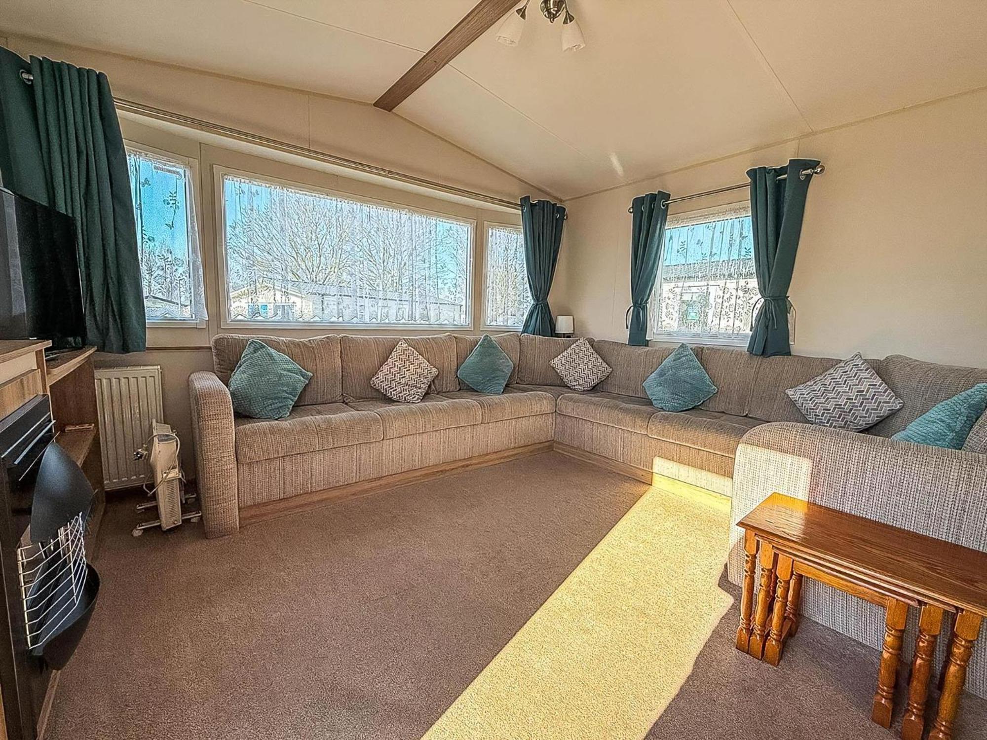 Beautiful Caravan With Decking At Wifi At Manor Park, Ref 23098t Campsite Hunstanton