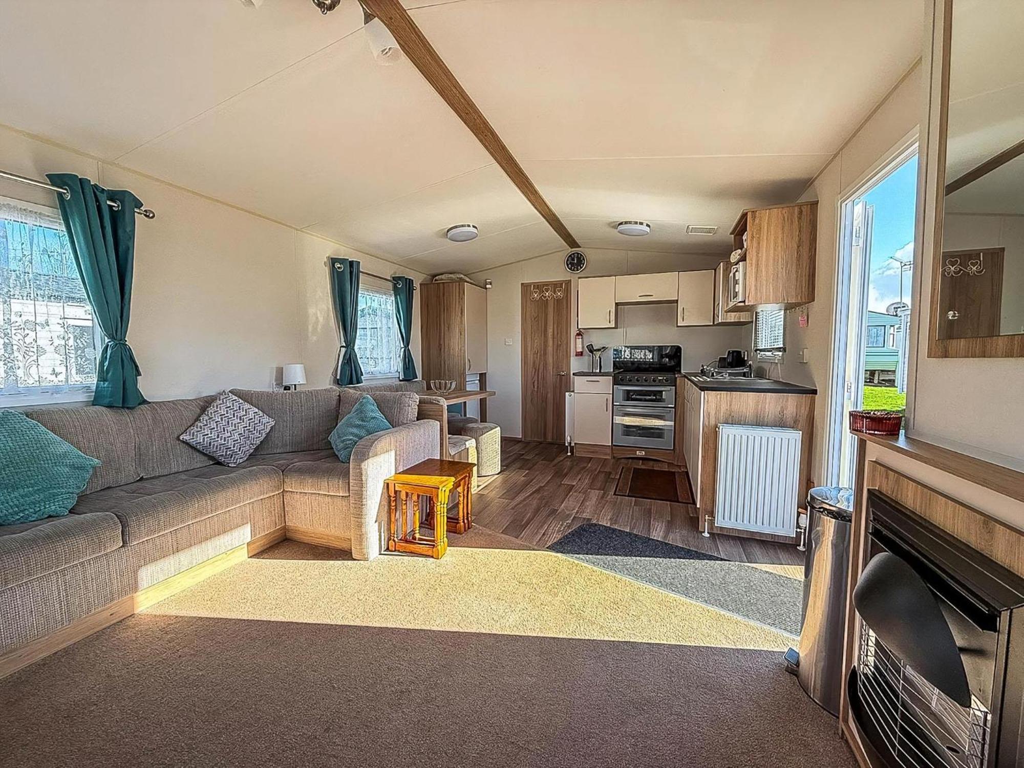 Campsite Beautiful Caravan With Decking At Wifi At Manor Park, Ref 23098t Hunstanton