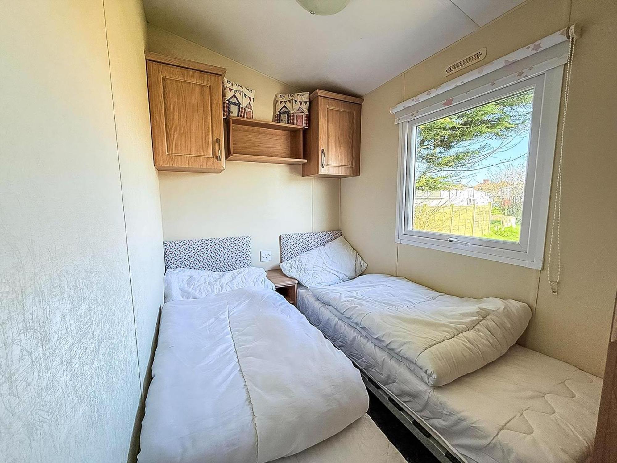 Caravan With Decking At Manor Park In Hunstanton, Sleeps 6 Ref 23045b * Hunstanton