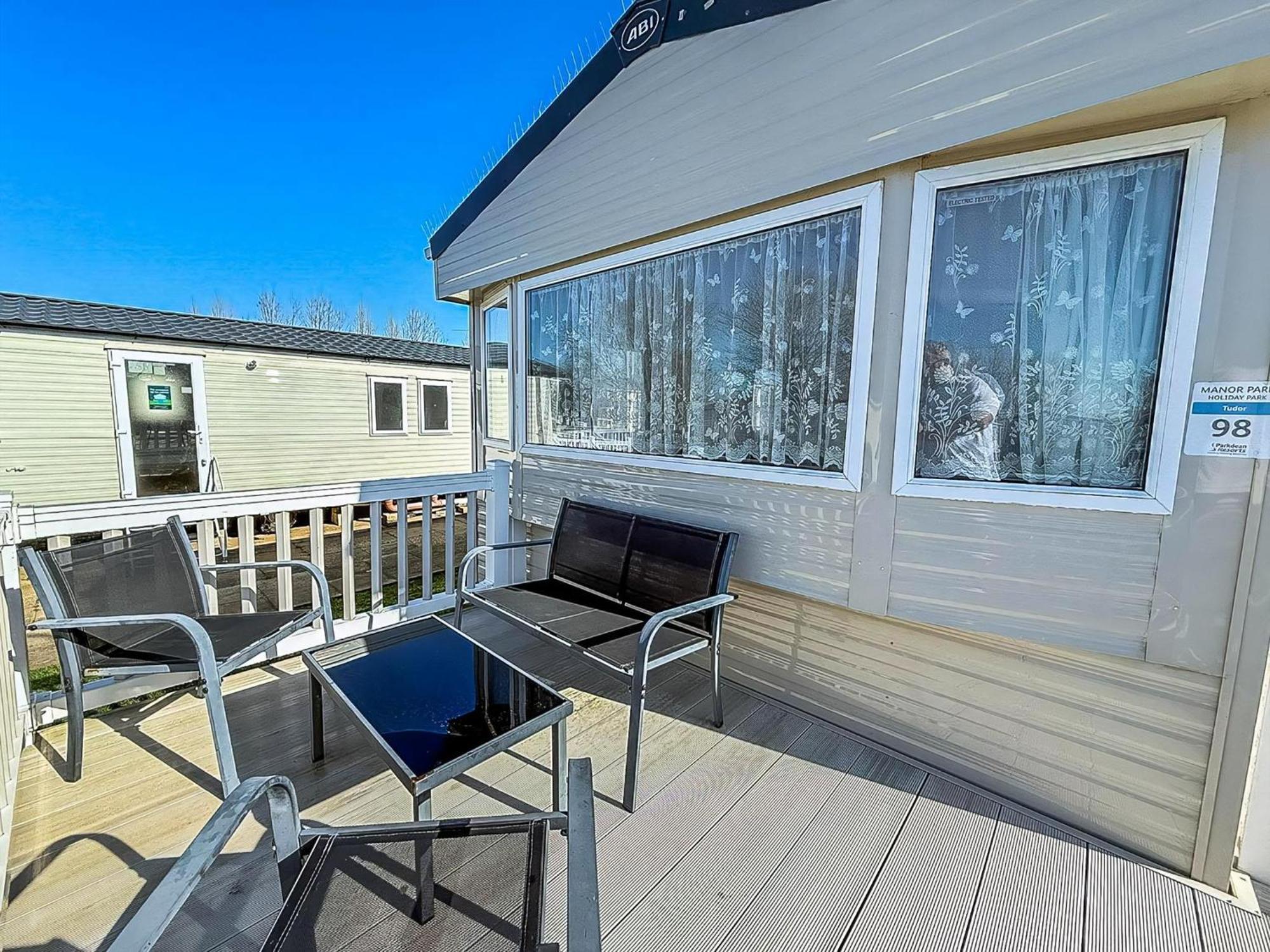 Beautiful Caravan With Decking At Wifi At Manor Park, Ref 23098t Campsite *