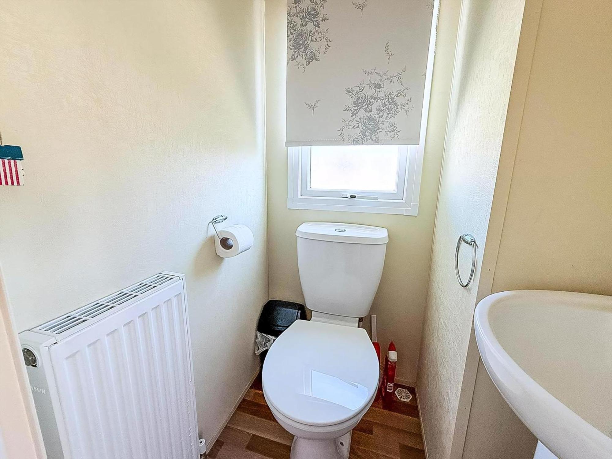 Caravan With Decking At Manor Park In Hunstanton, Sleeps 6 Ref 23045b * Hunstanton