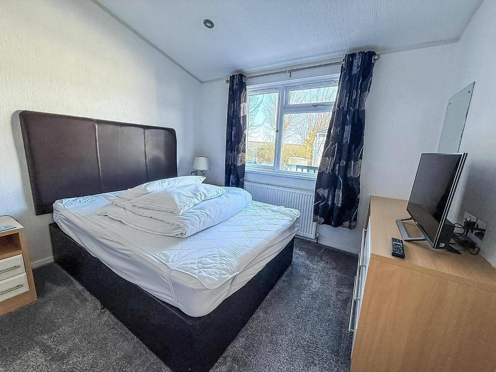Modern 4 Berth With Decking At Manor Park In Ref 23024w Lodge