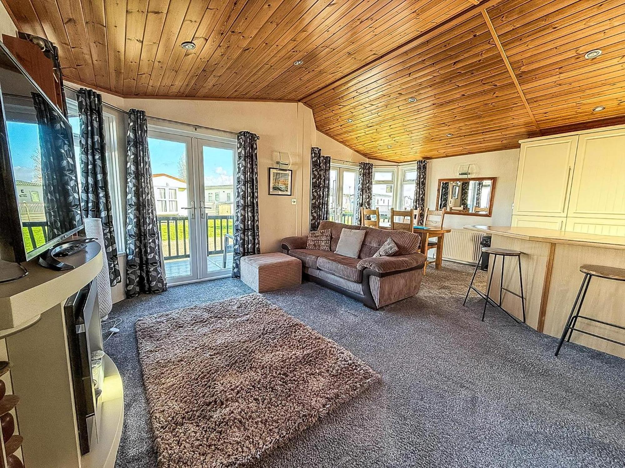 Modern 4 Berth With Decking At Manor Park In Ref 23024w Lodge Hunstanton
