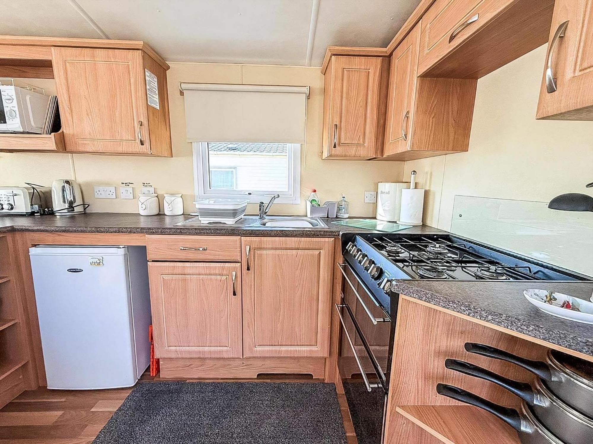 Caravan With Decking At Manor Park In Hunstanton, Sleeps 6 Ref 23045b Campsite