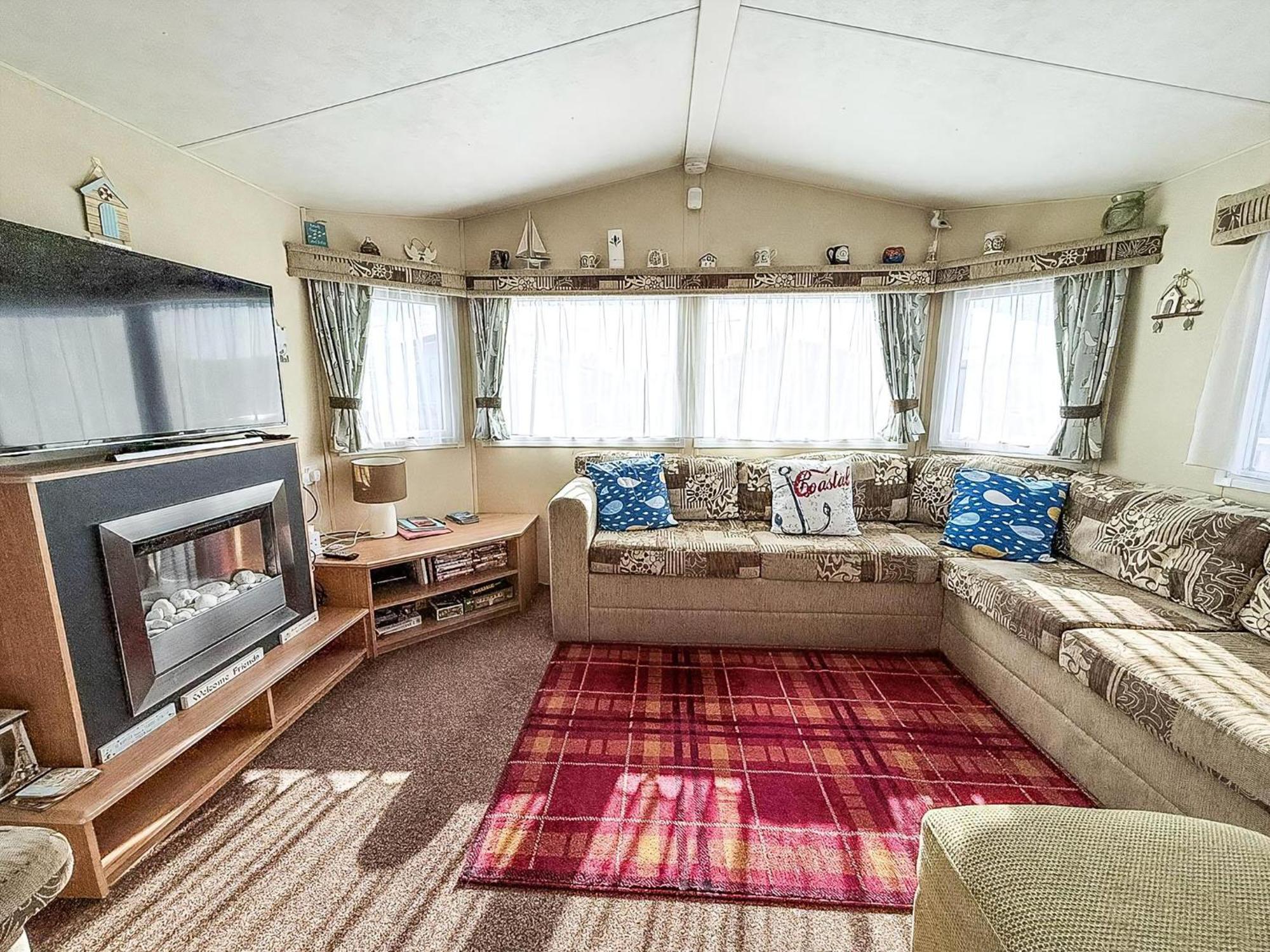 Campsite Caravan With Decking At Manor Park In Hunstanton, Sleeps 6 Ref 23045b *