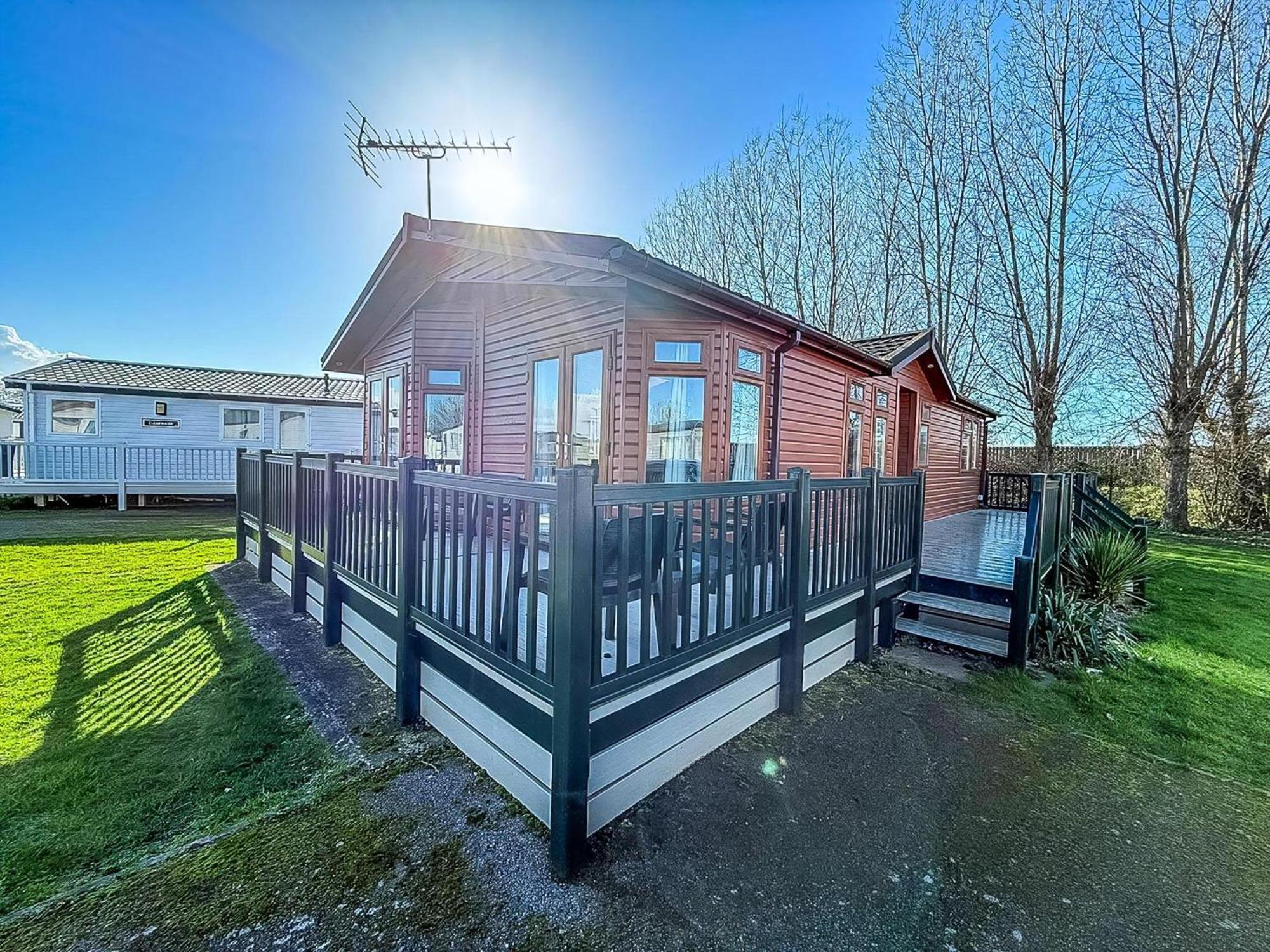 Modern 4 Berth With Decking At Manor Park In Ref 23024w