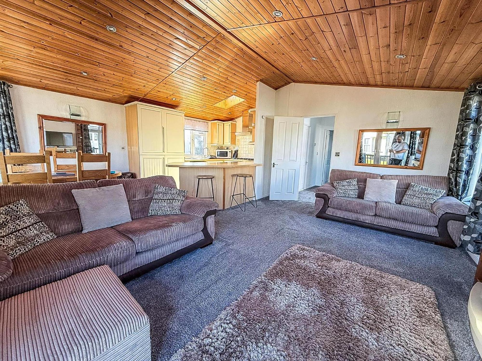 Lodge Modern 4 Berth With Decking At Manor Park In Ref 23024w *