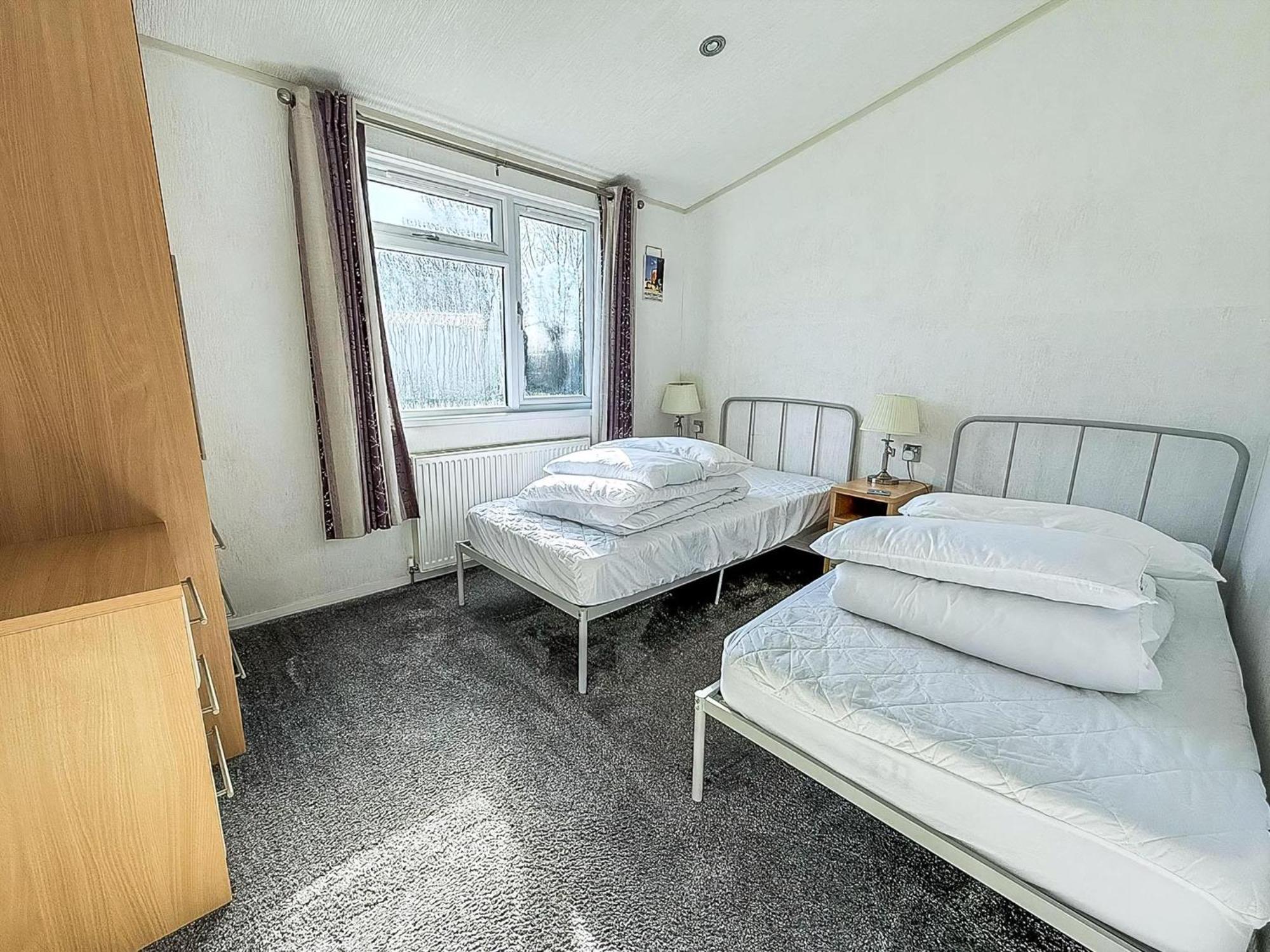 Lodge Modern 4 Berth With Decking At Manor Park In Ref 23024w Hunstanton