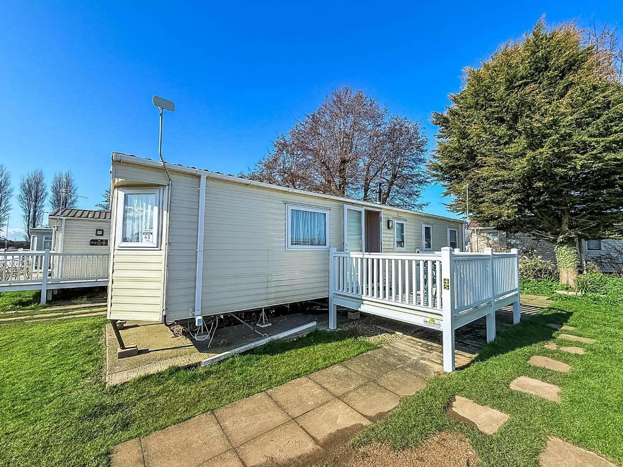 Caravan With Decking At Manor Park In Hunstanton, Sleeps 6 Ref 23045b * Hunstanton