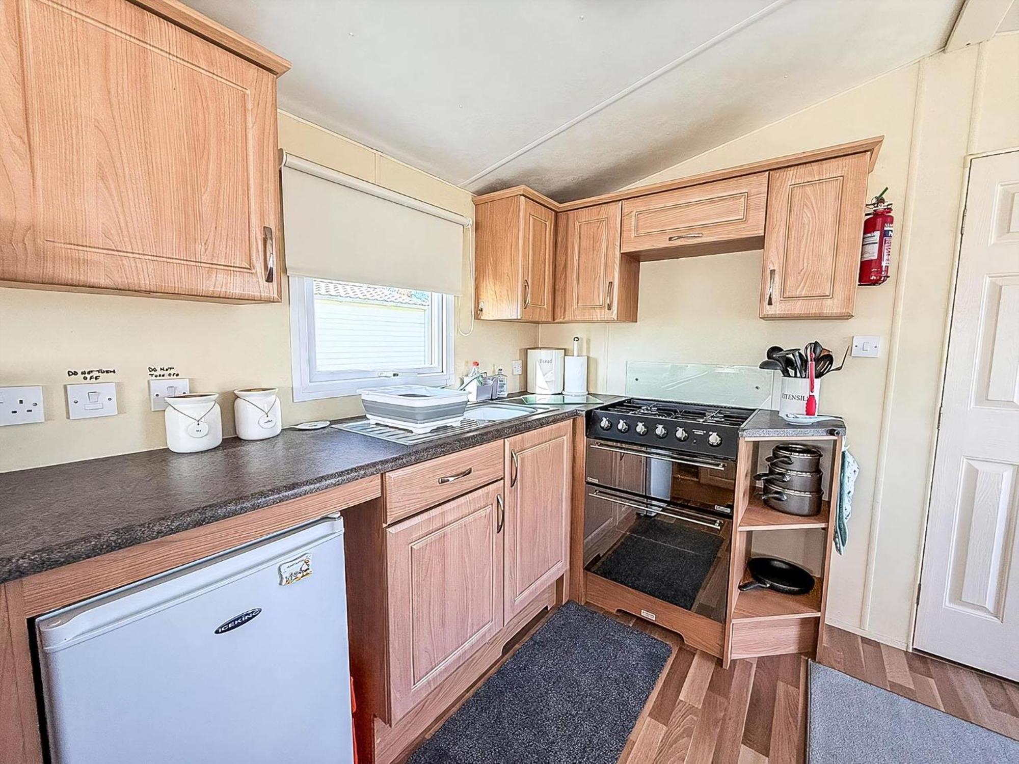 Caravan With Decking At Manor Park In Hunstanton, Sleeps 6 Ref 23045b Campsite *