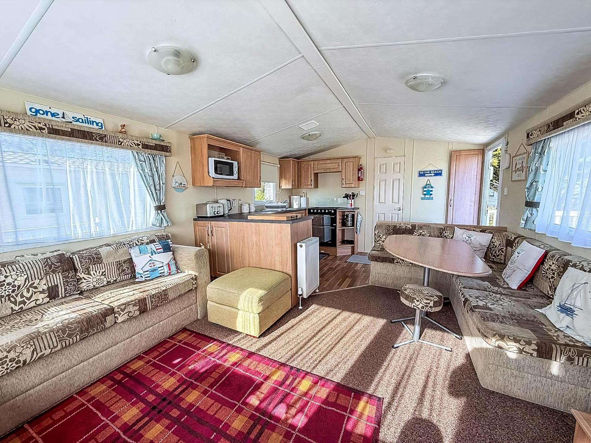 Caravan With Decking At Manor Park In Hunstanton, Sleeps 6 Ref 23045b Hunstanton