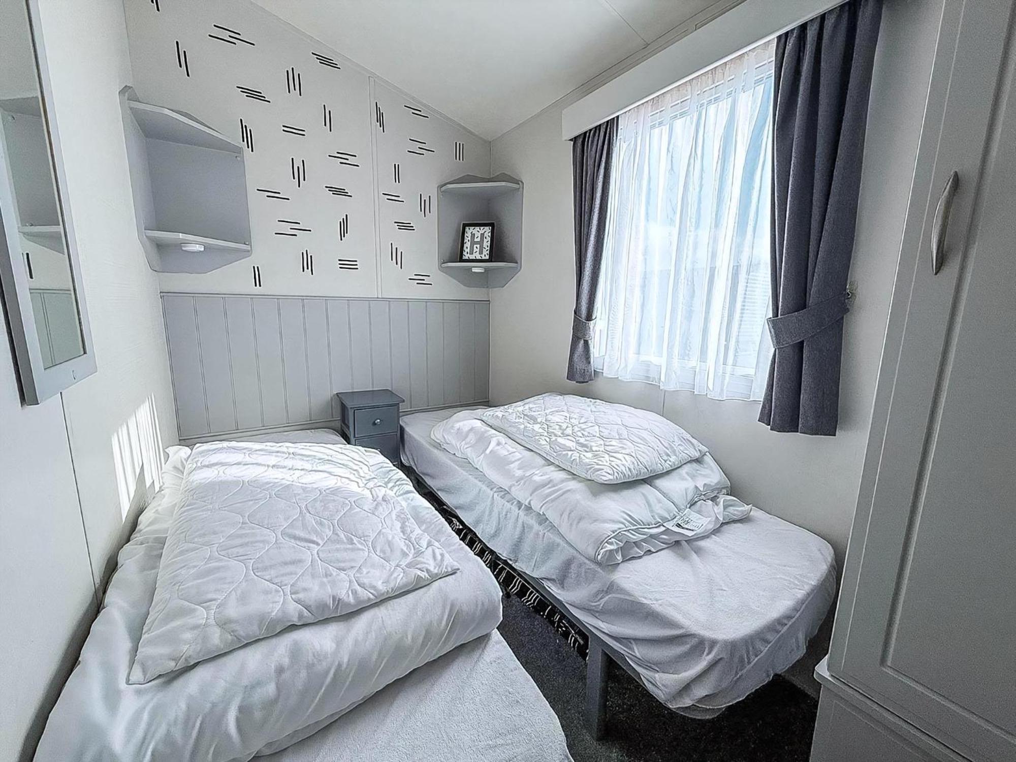 Campsite Beautiful Caravan At Manor Park In Ref 23060w