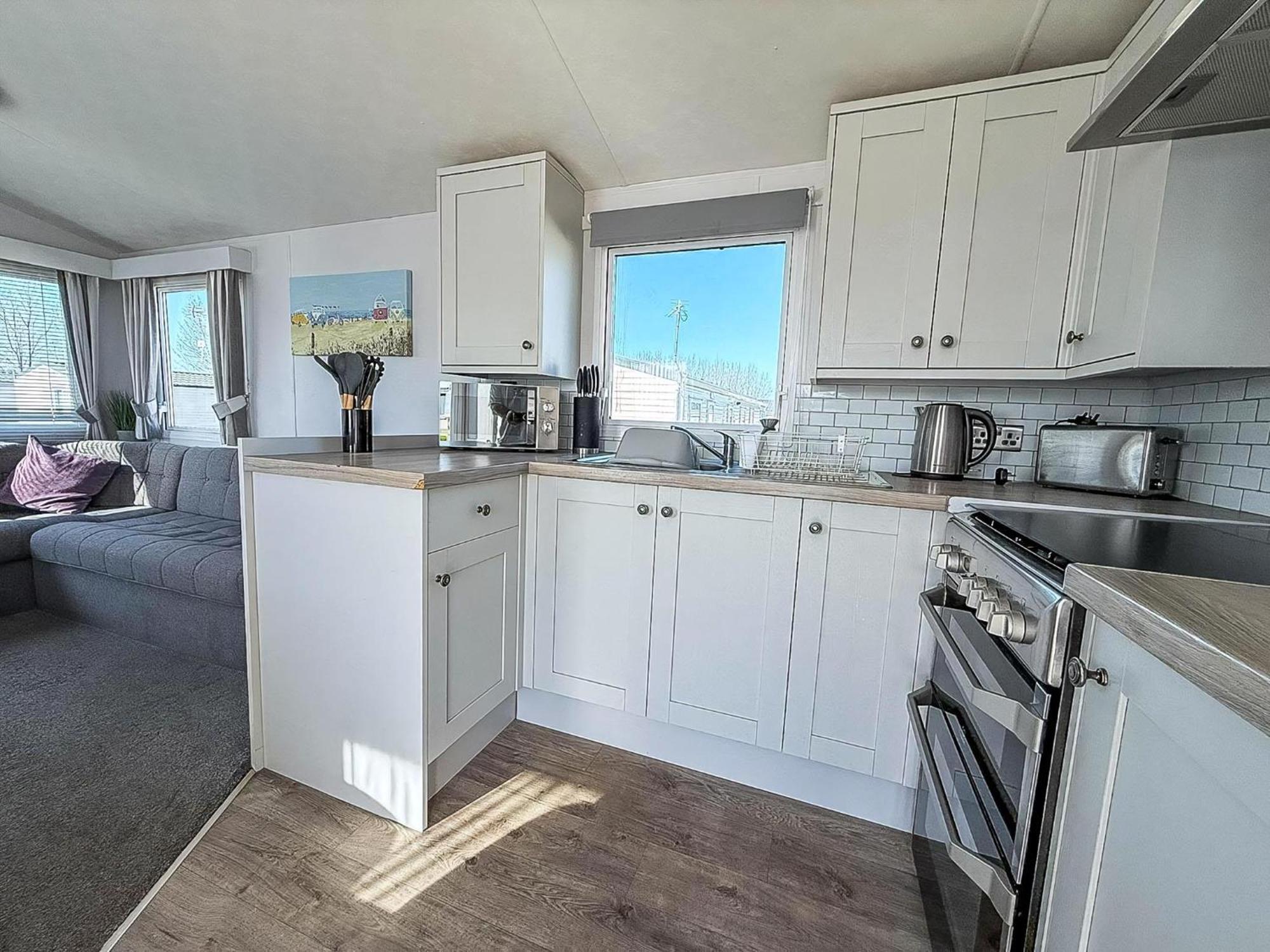 Campsite Beautiful Caravan At Manor Park In Ref 23060w *