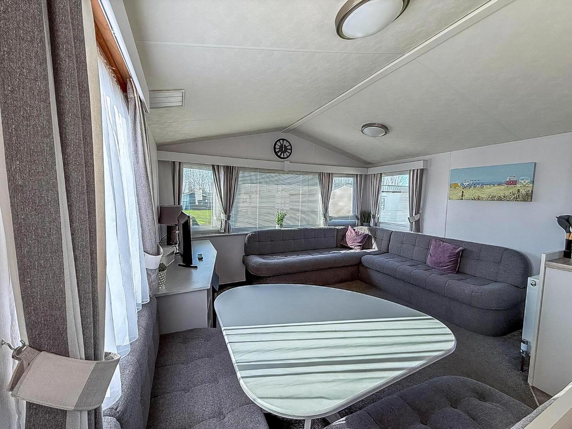 Campsite Beautiful Caravan At Manor Park In Ref 23060w *