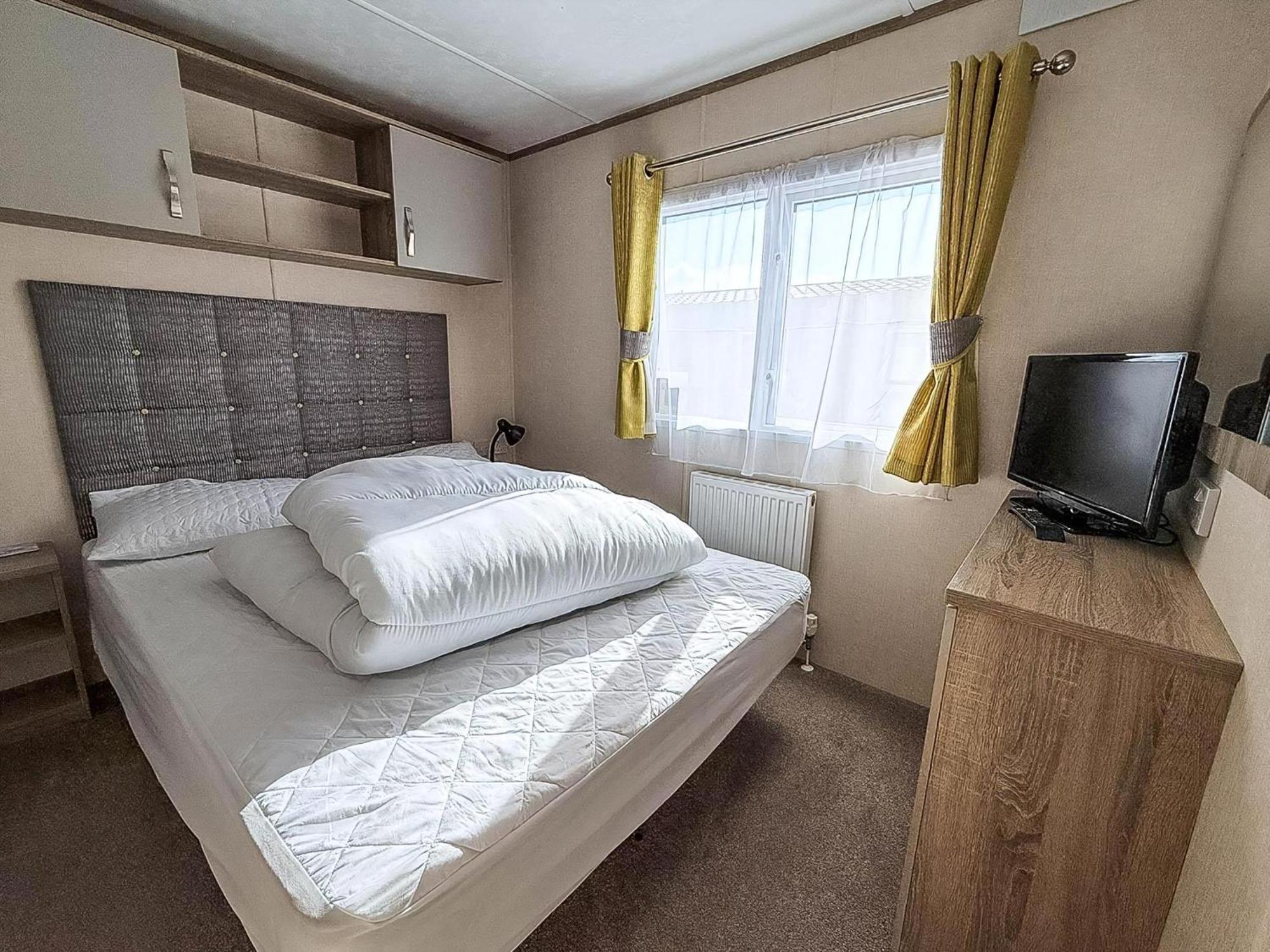 Lovely Caravan With Decking At Manor Park In Ref 23091t Hunstanton