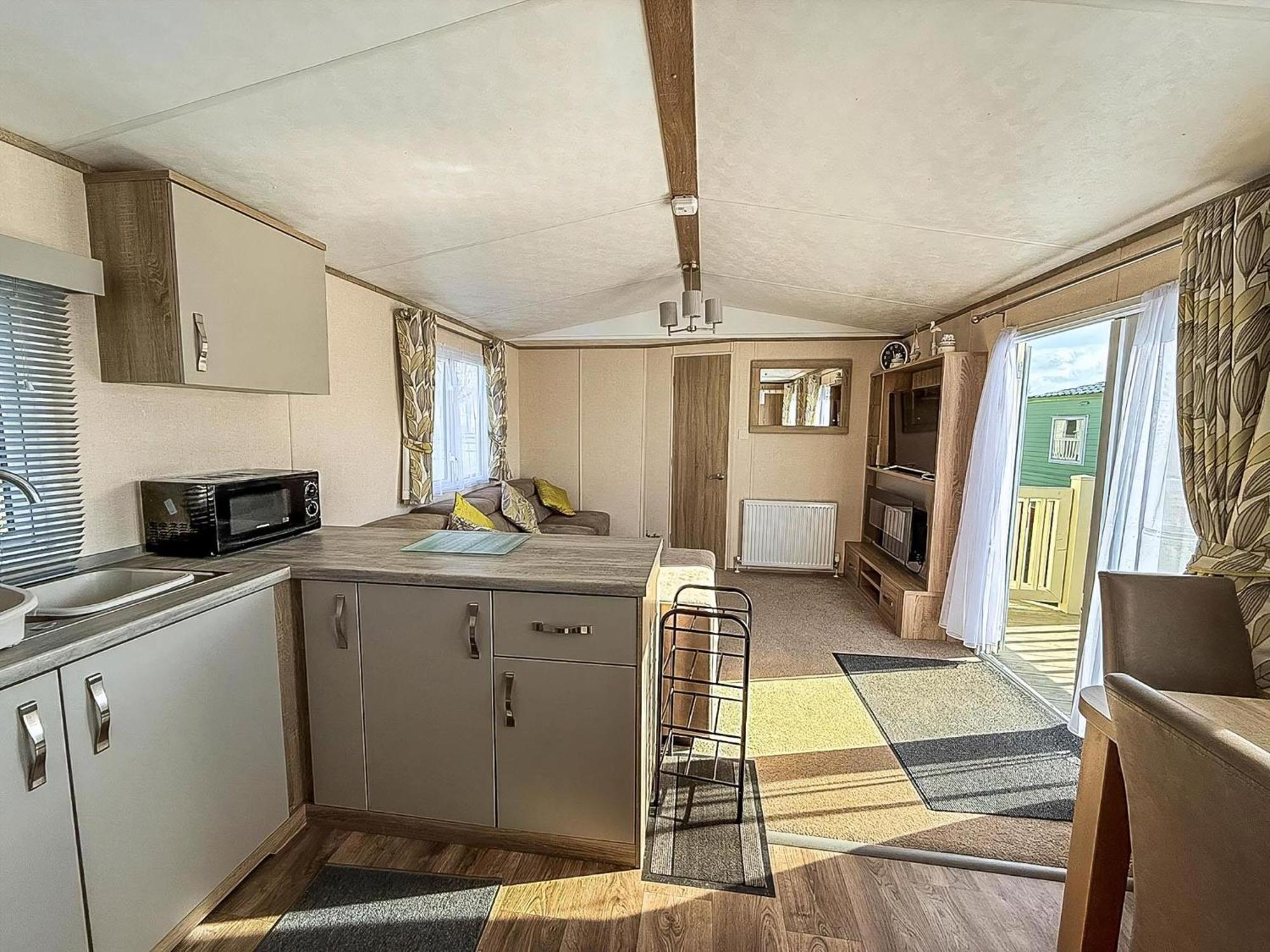 Lovely Caravan With Decking At Manor Park In Ref 23091t * Hunstanton