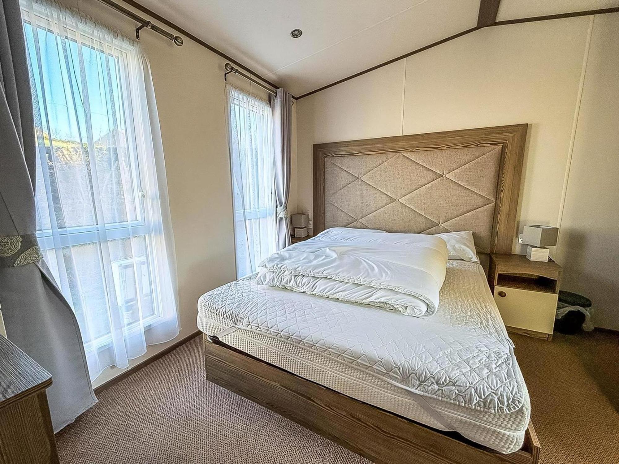 Campsite Wonderful 6 Berth Caravan For Hire At Manor Park, Hunstanton, Norfolk Ref 23028s
