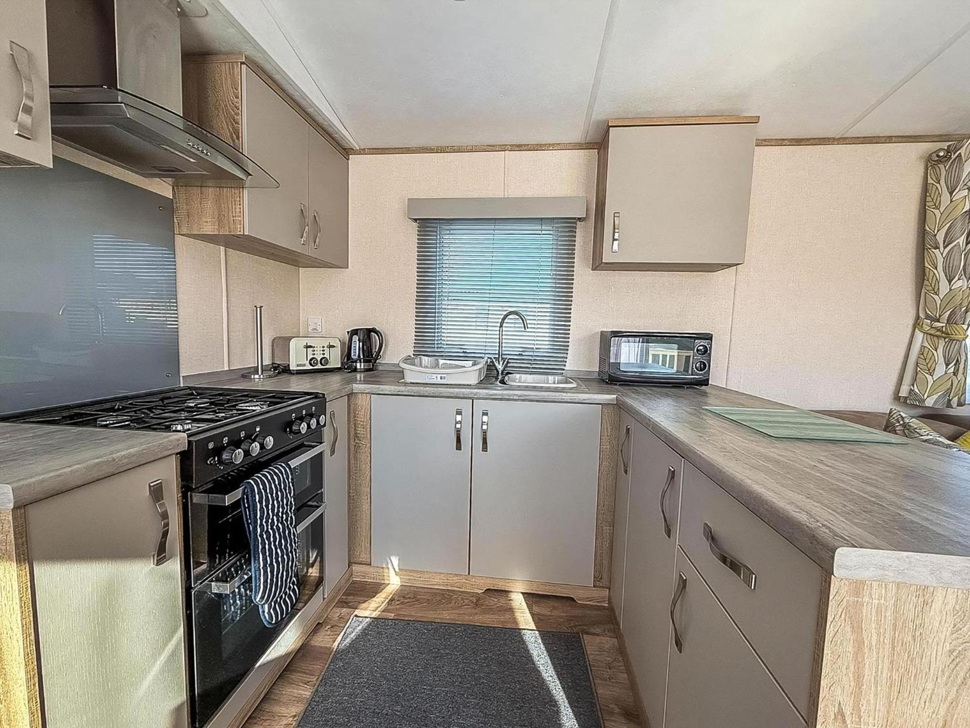 Lovely Caravan With Decking At Manor Park In Ref 23091t Campsite *