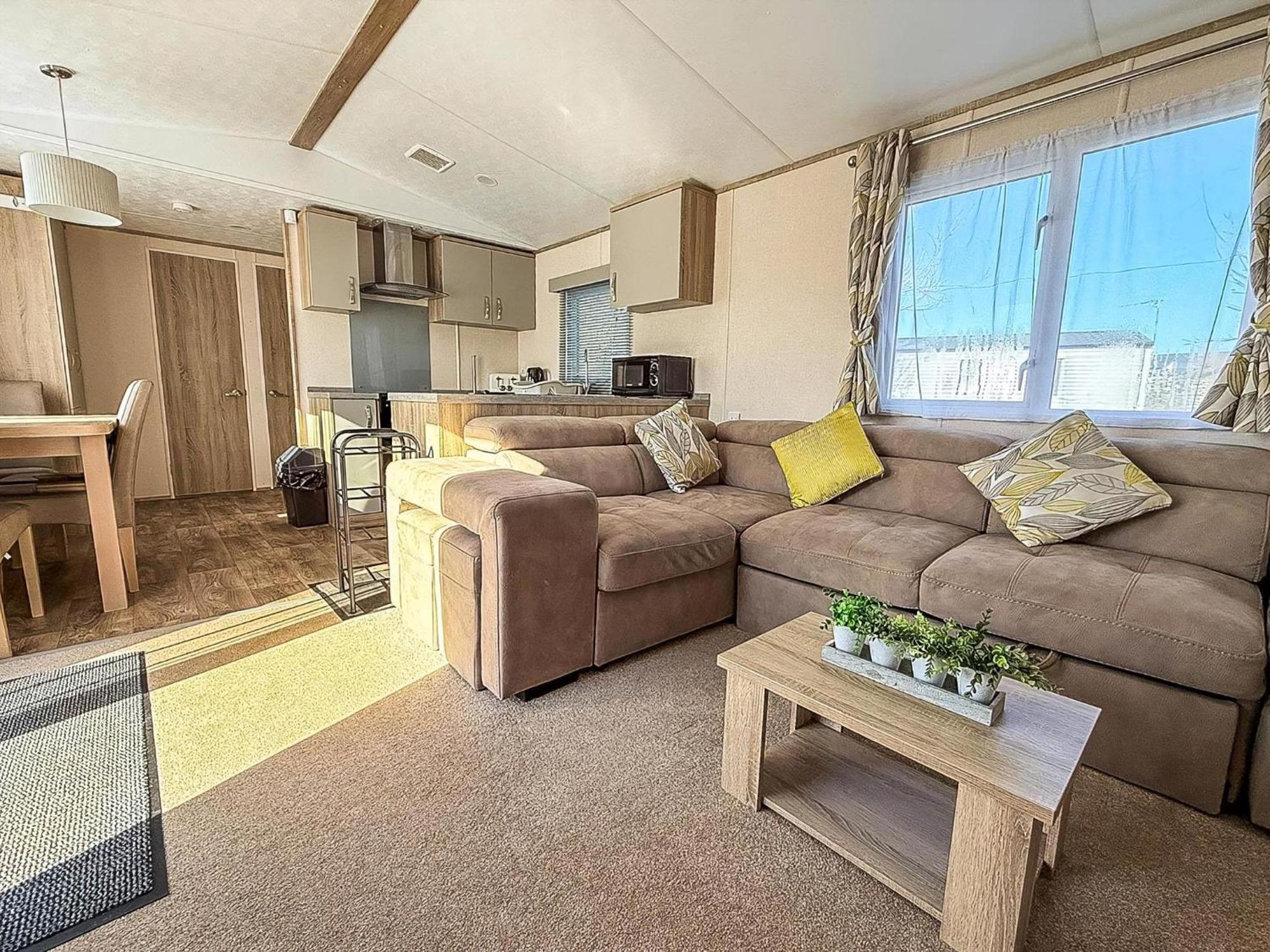 Lovely Caravan With Decking At Manor Park In Ref 23091t * Hunstanton
