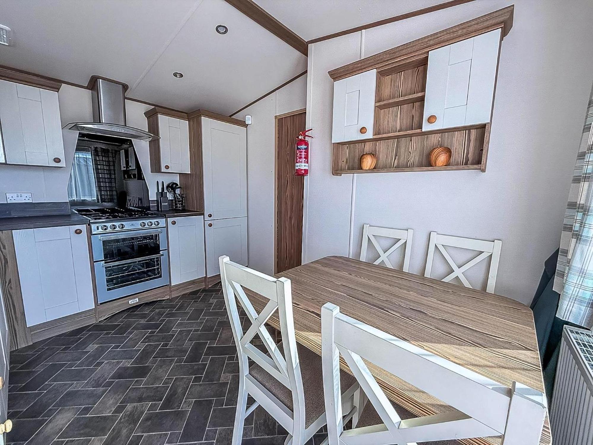 Campsite Wonderful 6 Berth Caravan For Hire At Manor Park, Hunstanton, Norfolk Ref 23028s