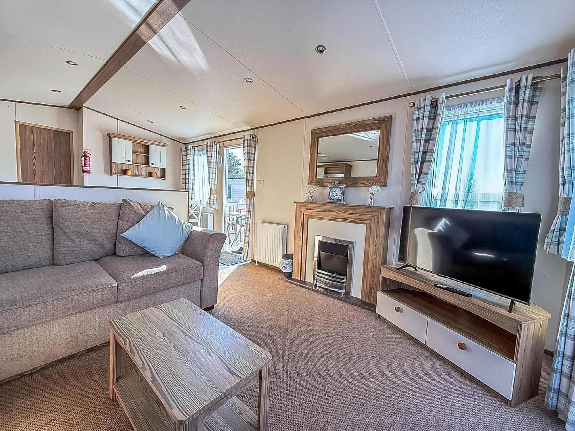 Wonderful 6 Berth Caravan For Hire At Manor Park, Hunstanton, Norfolk Ref 23028s Campsite *