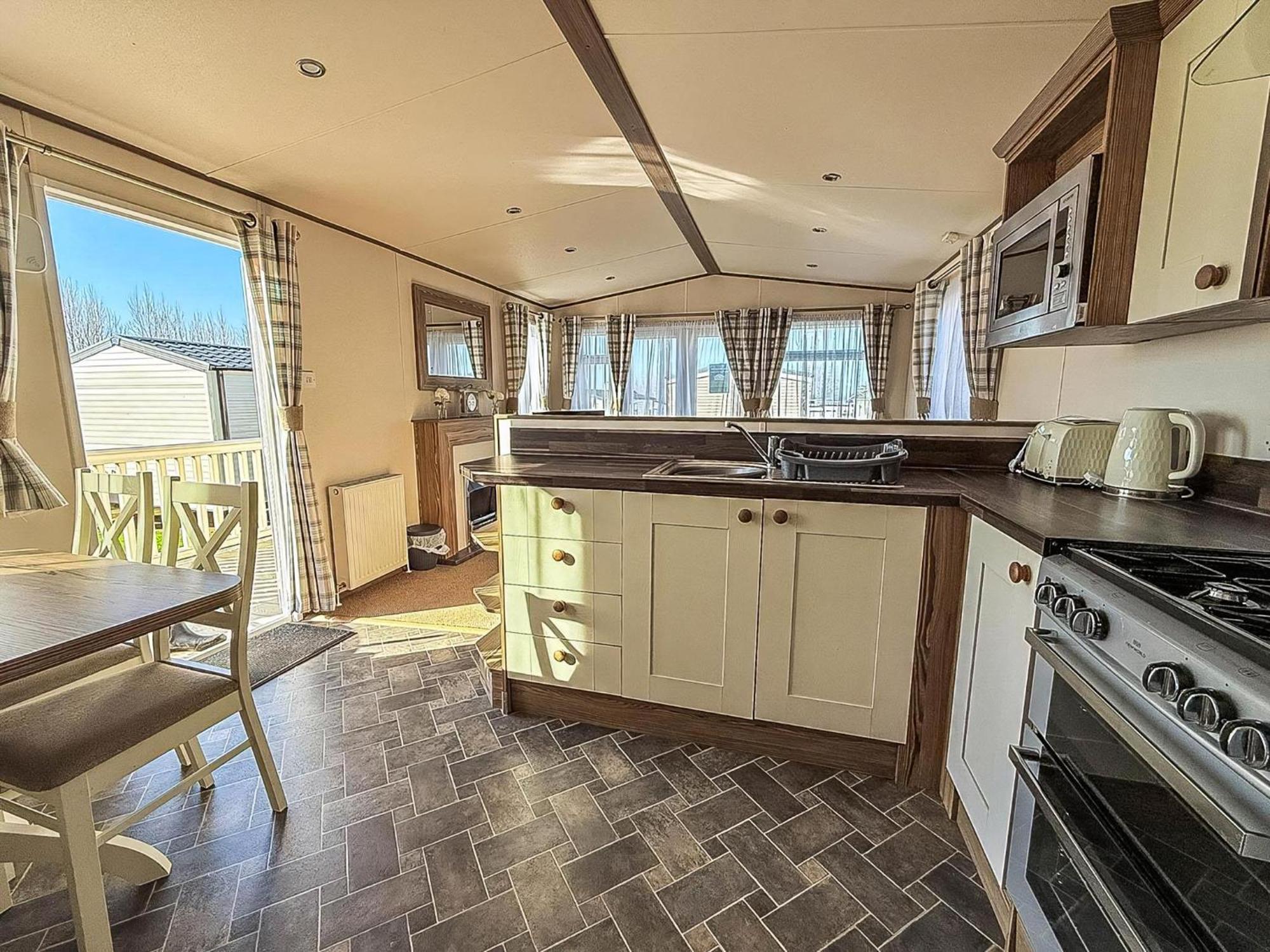 Wonderful 6 Berth Caravan For Hire At Manor Park, Hunstanton, Norfolk Ref 23028s *