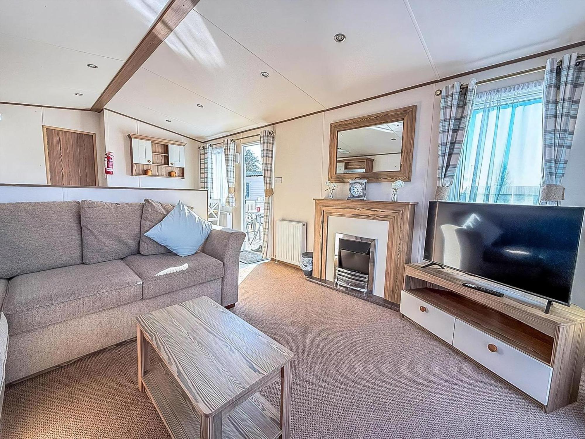 Wonderful 6 Berth Caravan For Hire At Manor Park, Hunstanton, Norfolk Ref 23028s Hunstanton