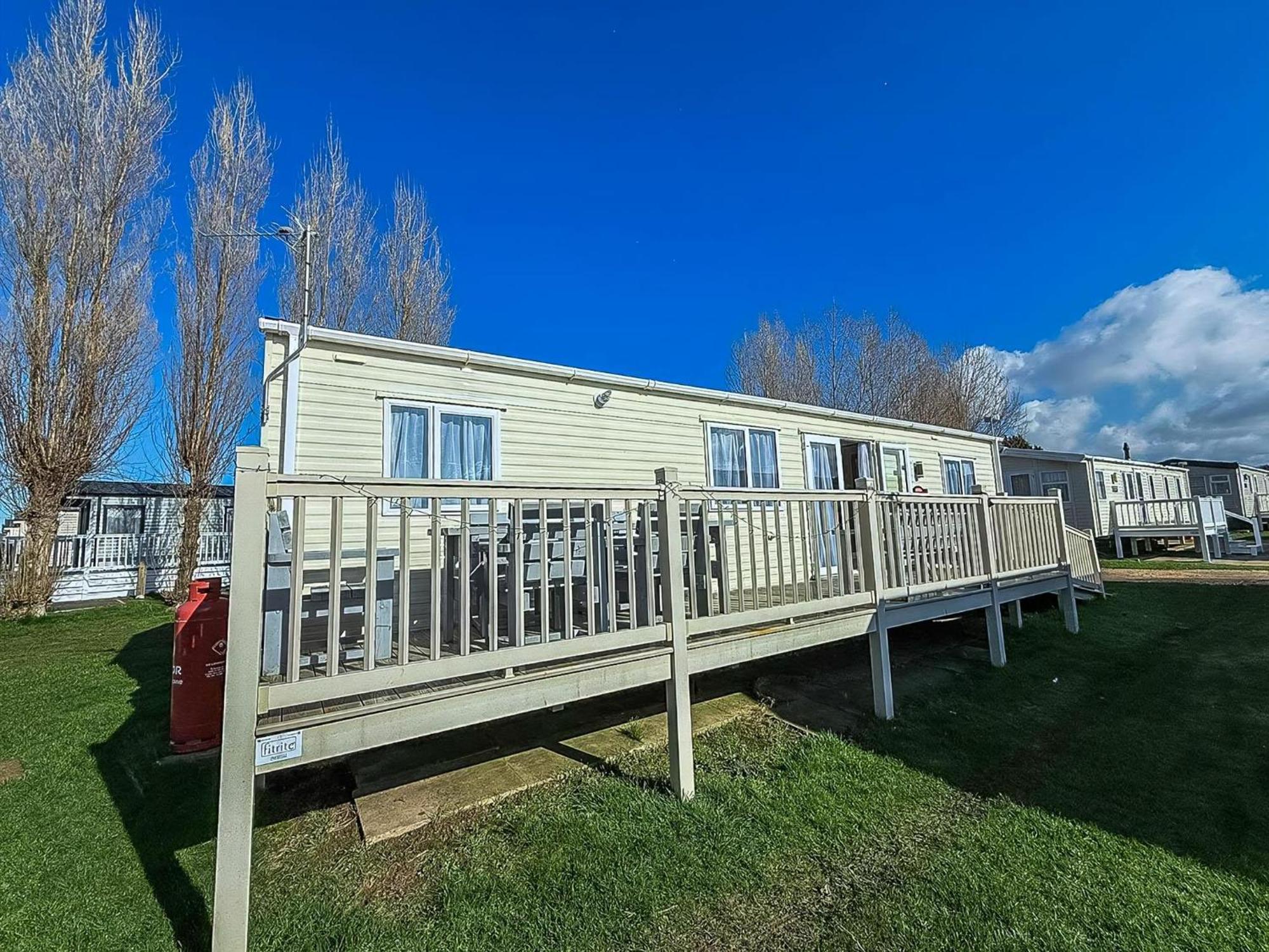 Lovely Caravan With Decking At Manor Park In Ref 23091t * Hunstanton