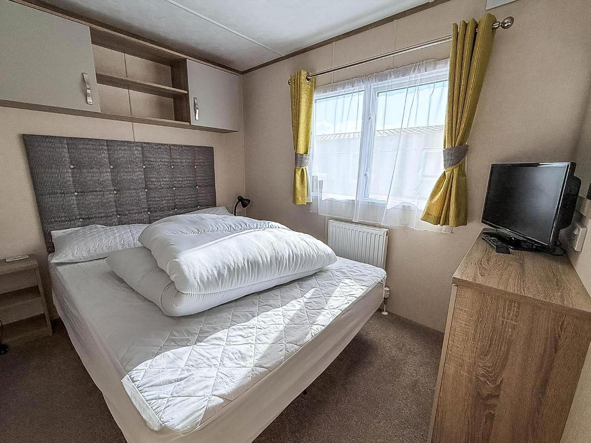Lovely Caravan With Decking At Manor Park In Ref 23091t