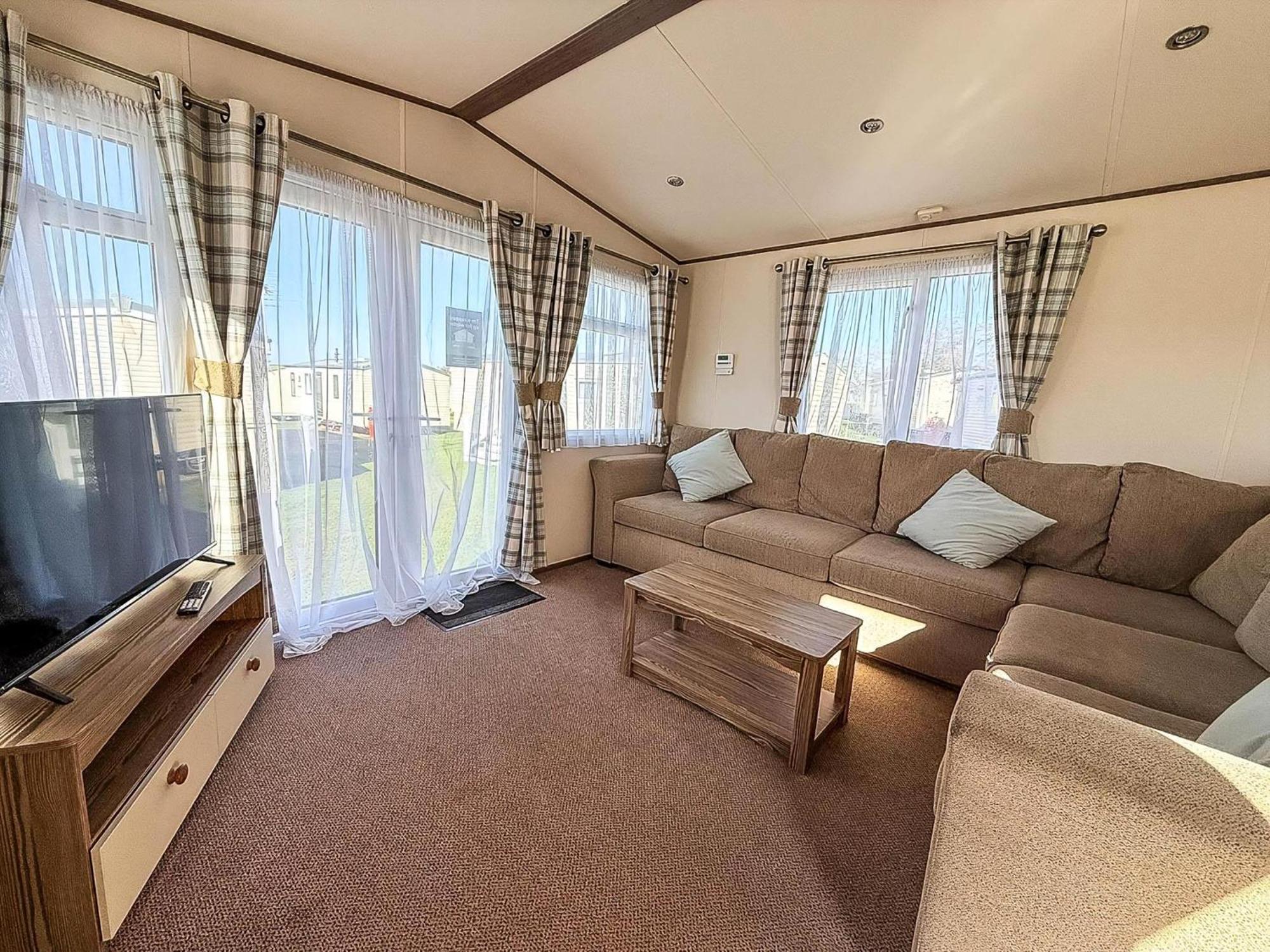 Wonderful 6 Berth Caravan For Hire At Manor Park, Hunstanton, Norfolk Ref 23028s Campsite *