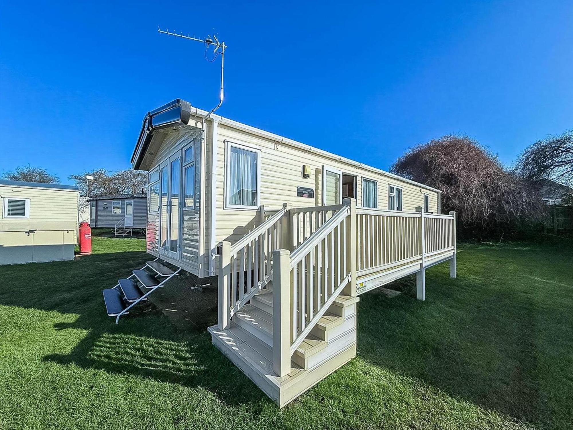 Wonderful 6 Berth Caravan For Hire At Manor Park, Hunstanton, Norfolk Ref 23028s Campsite Hunstanton