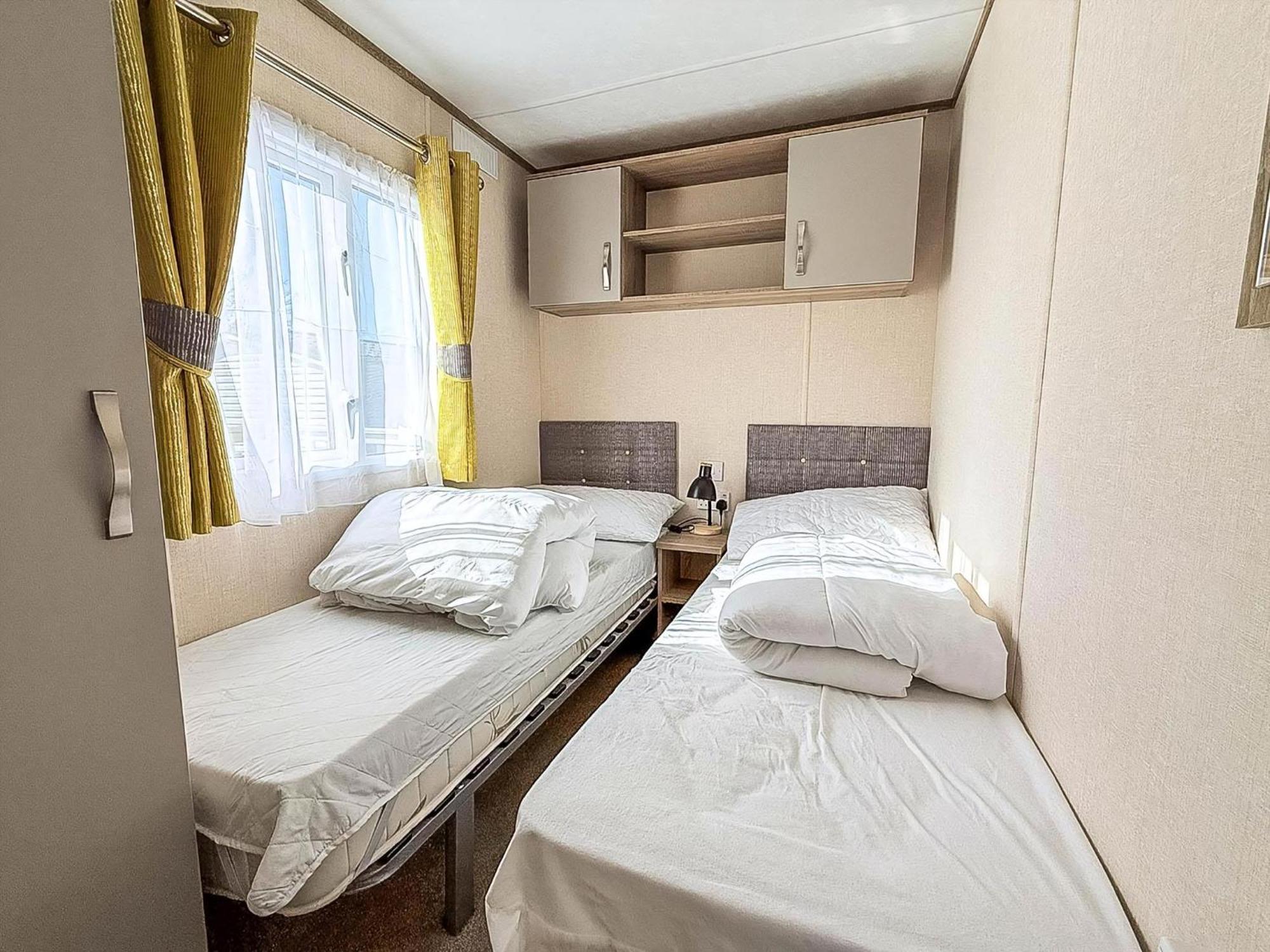 Lovely Caravan With Decking At Manor Park In Ref 23091t Hunstanton