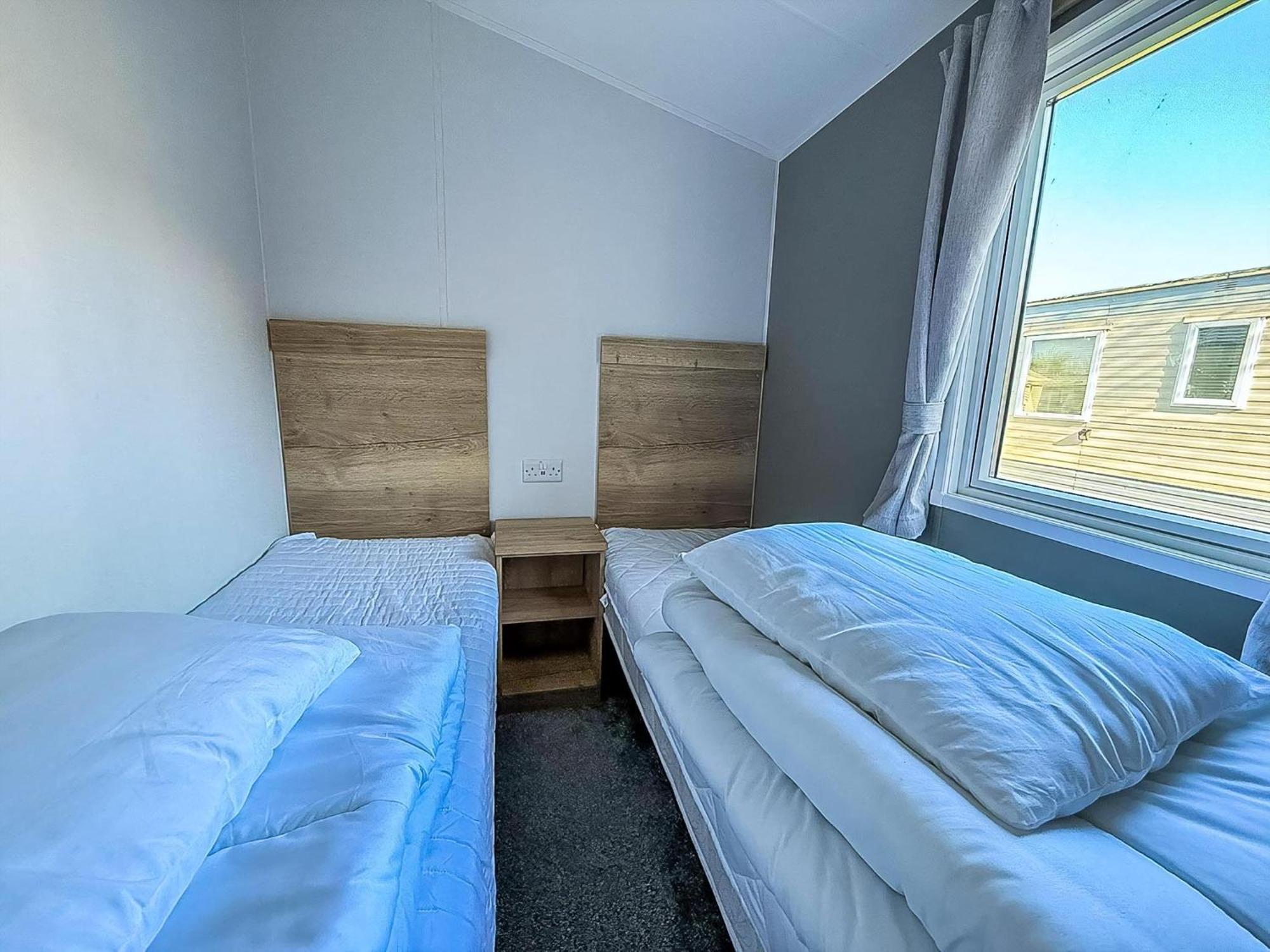 Campsite Lovely 8 Berth Caravan Ref 23028b *