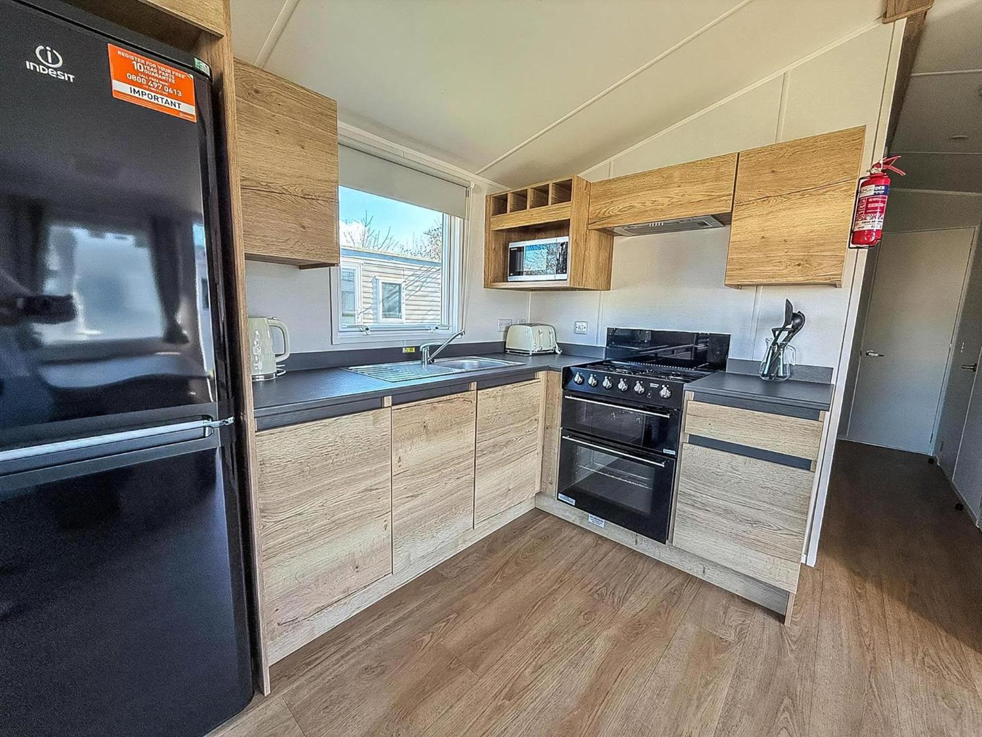 Lovely 8 Berth Caravan Ref 23028b *