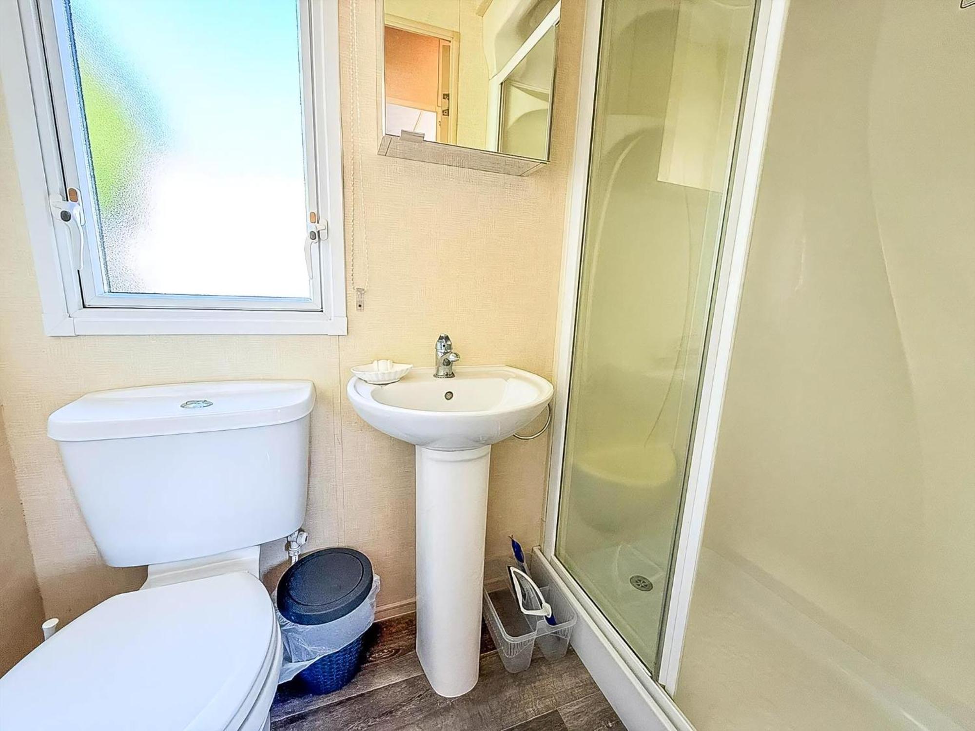 Campsite Homely 8 Berth Caravan At Manor Park, Near Ref 23004b *