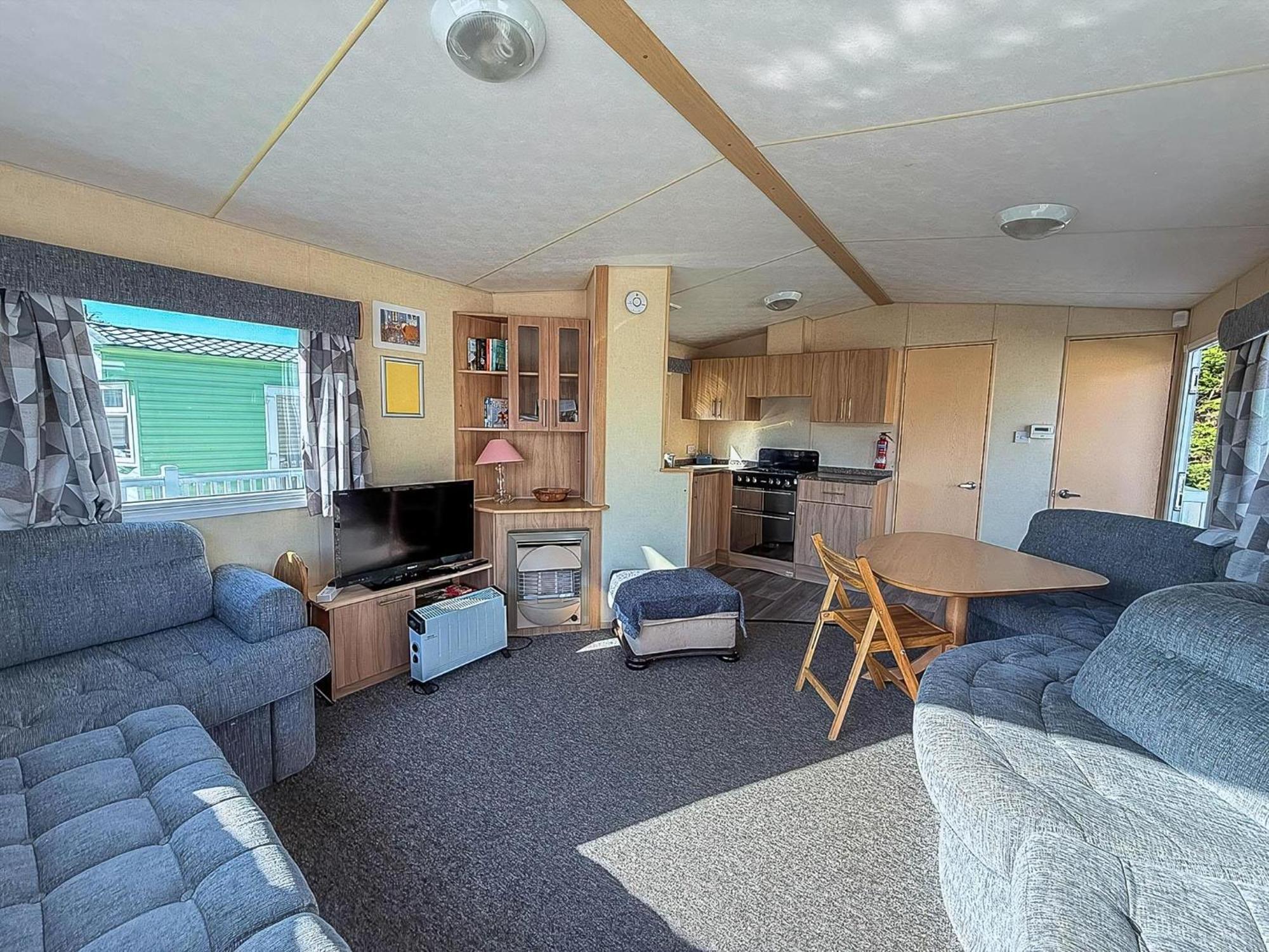 Homely 8 Berth Caravan At Manor Park, Near Ref 23004b *